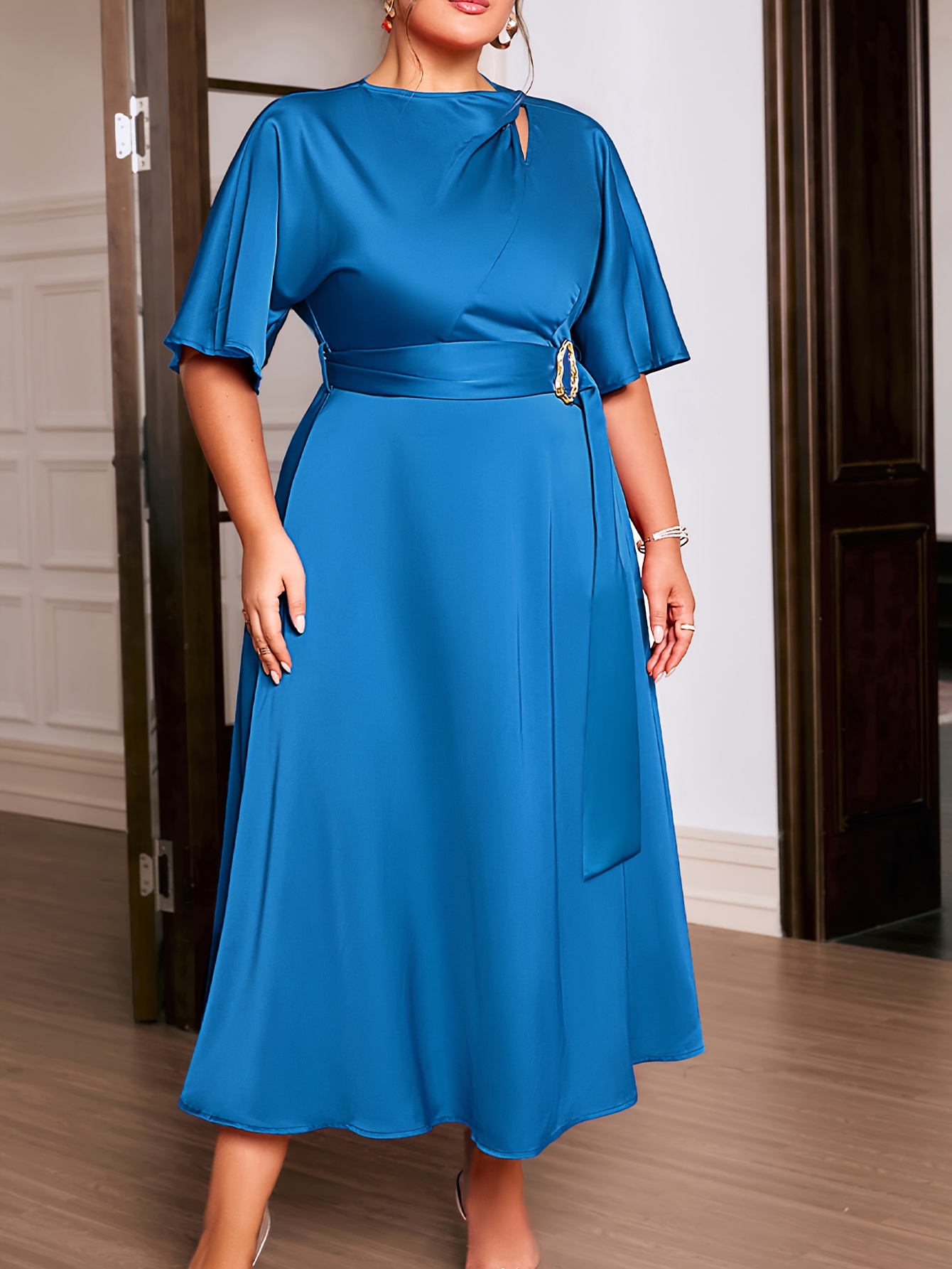 Robe élégante à col rond à manches courtes ajustée avec détail de ceinture – Image 7