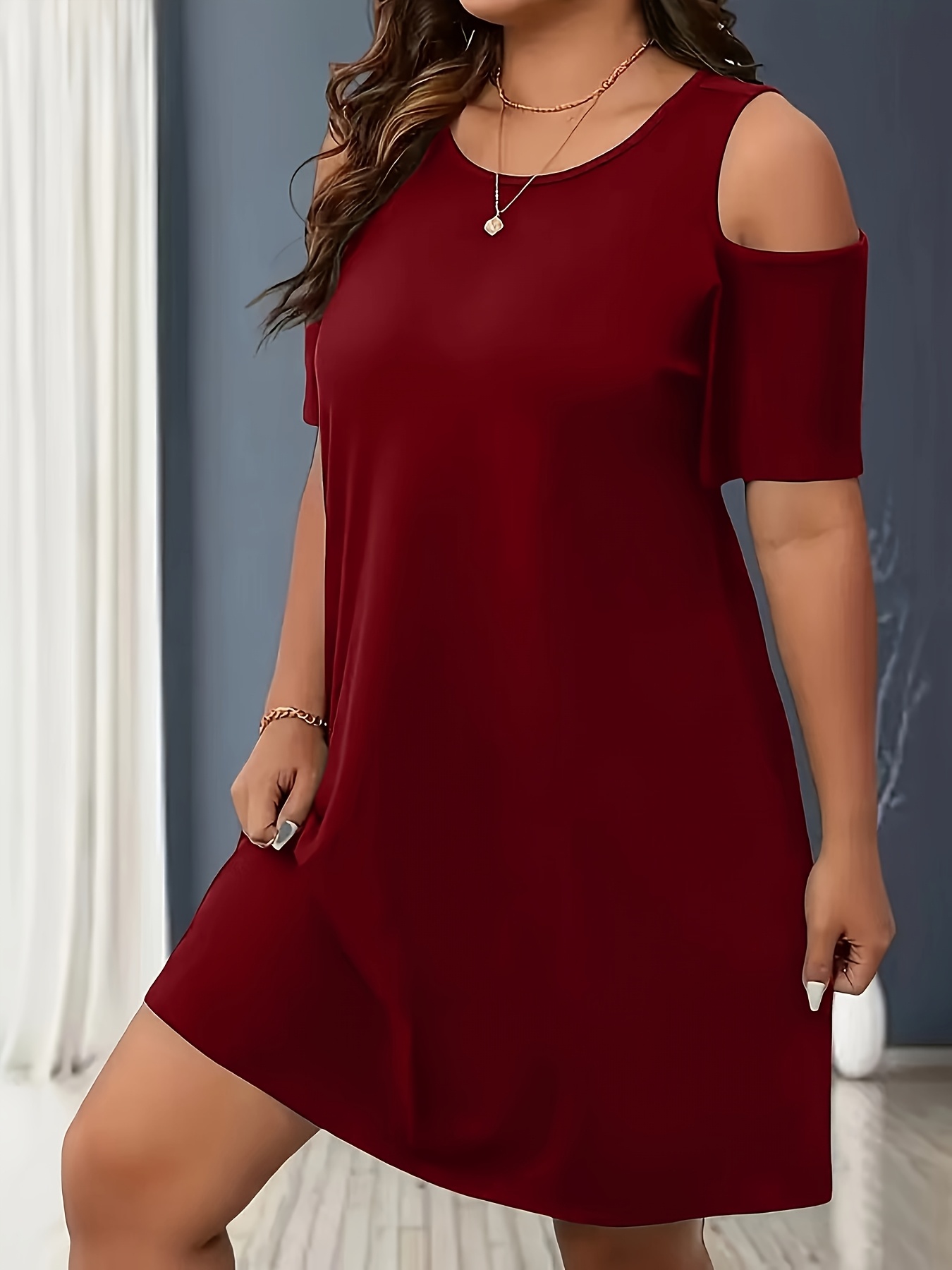 Robe à col rond & épaules dénudées