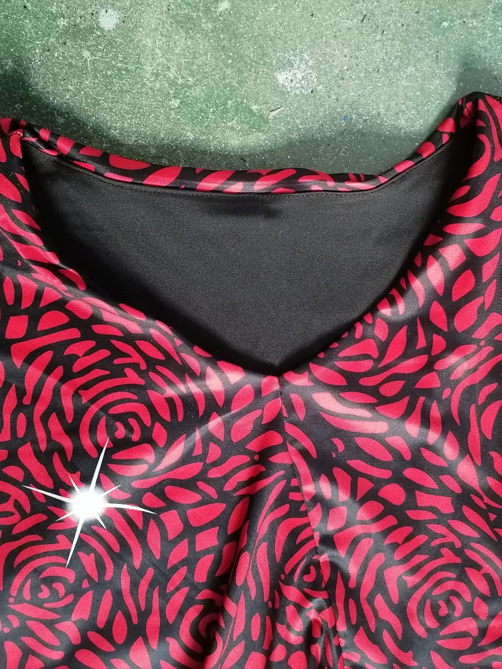 Robe sexy moulante à manches cape à col V avec bordure à volants & imprimé rose – Image 3