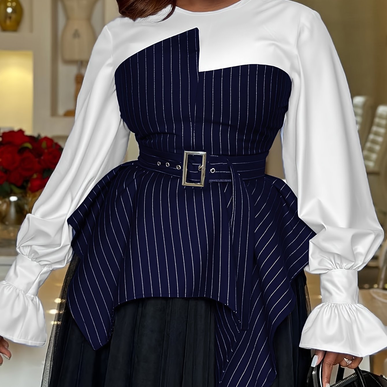 Robe élégante à rayures verticales à manches longues à col rond avec poignets à volants