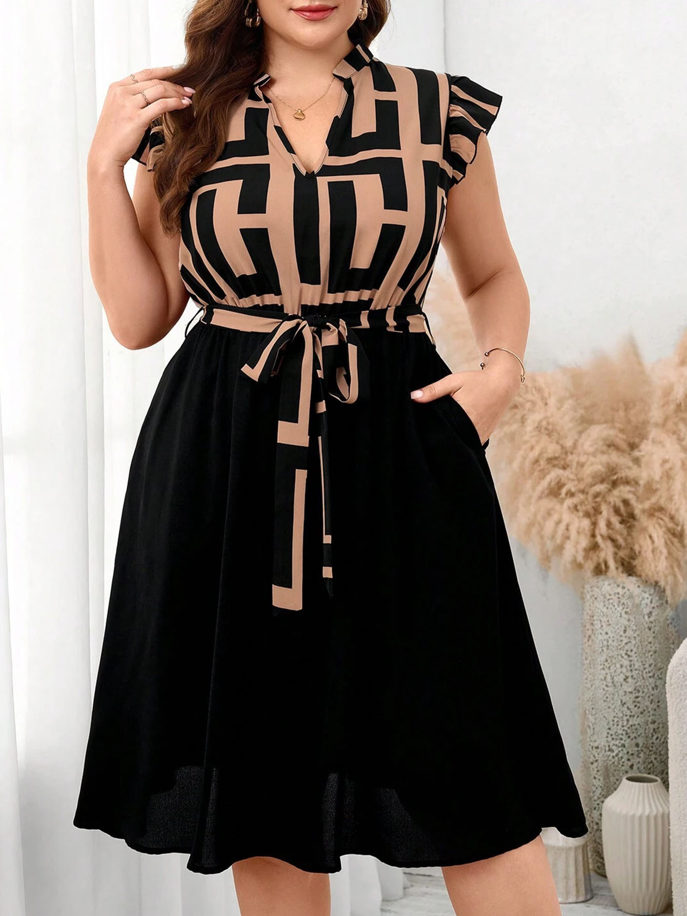 Robe élégante à col V à manches volantes – Image 6