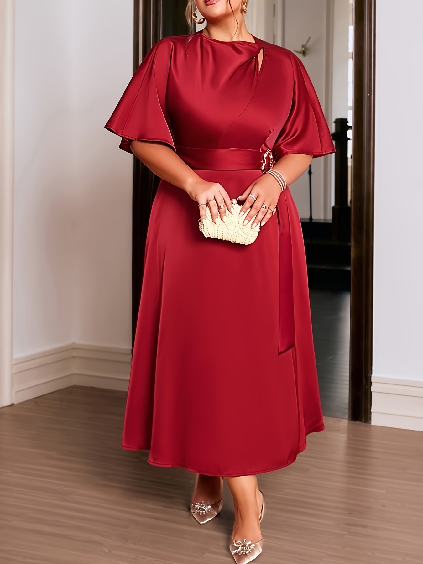 Robe élégante à col rond à manches courtes ajustée avec détail de ceinture – Image 5