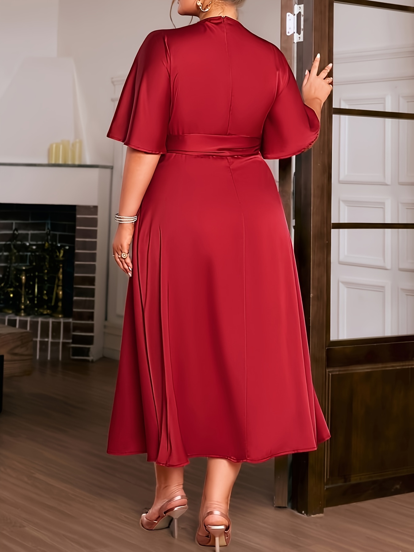 Robe élégante à col rond à manches courtes ajustée avec détail de ceinture – Image 6