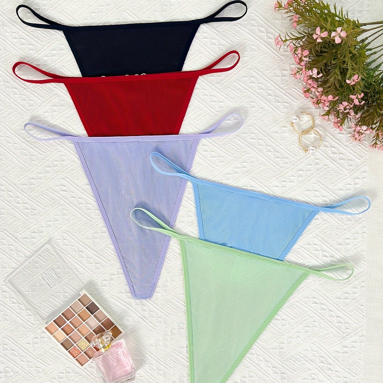 Strings taille basse avec détail bague en métal en forme de coeur