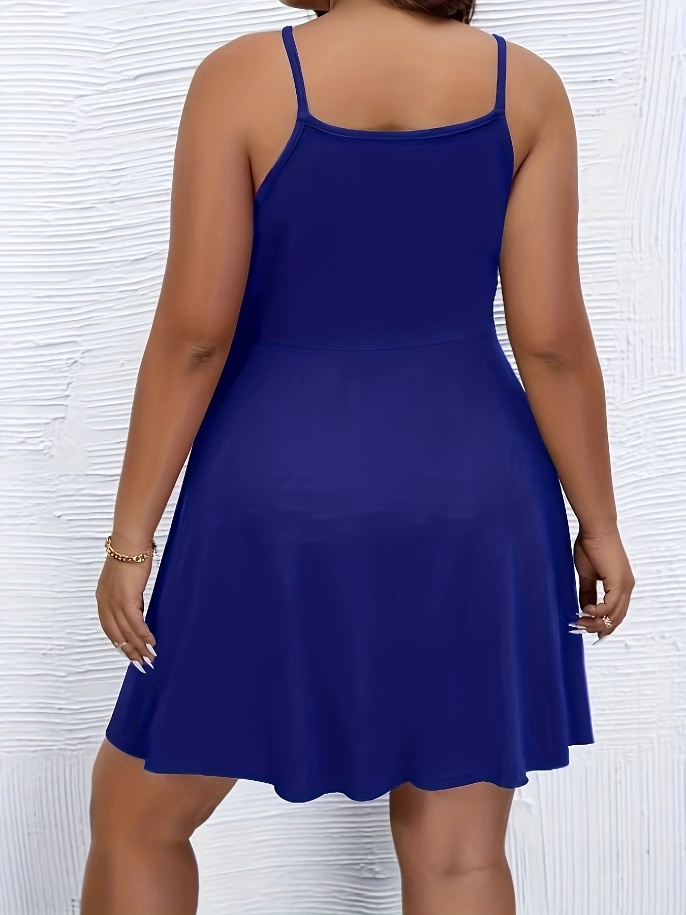 Robe cami à encolure carrée à ourlet asymétrique avec détail de découpe devant – Image 6