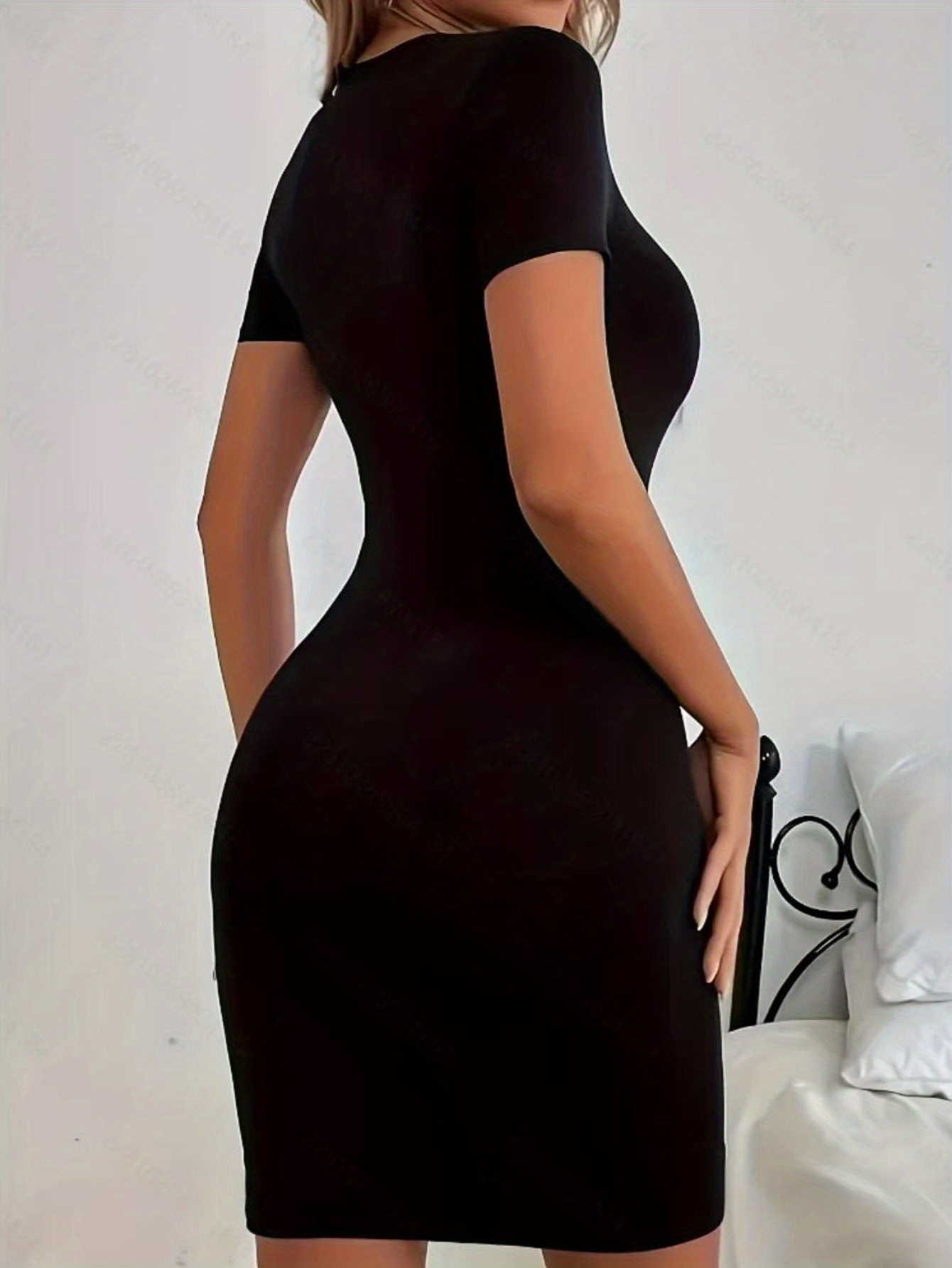 Robe moulante extensible avec design papillon en strass à manches courtes à col rond – Image 2