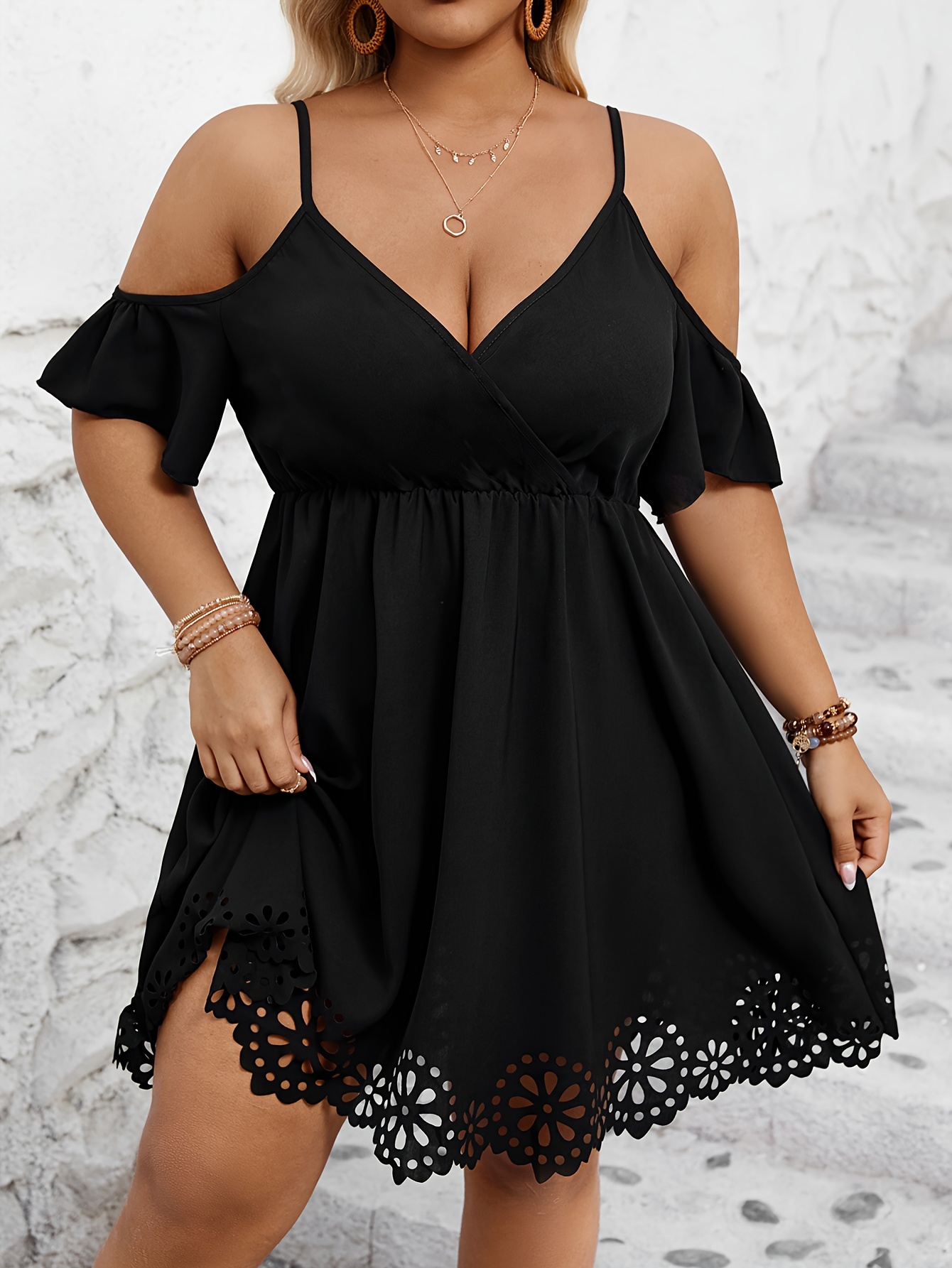 Robe courte élégante à découpes & épaules dénudées