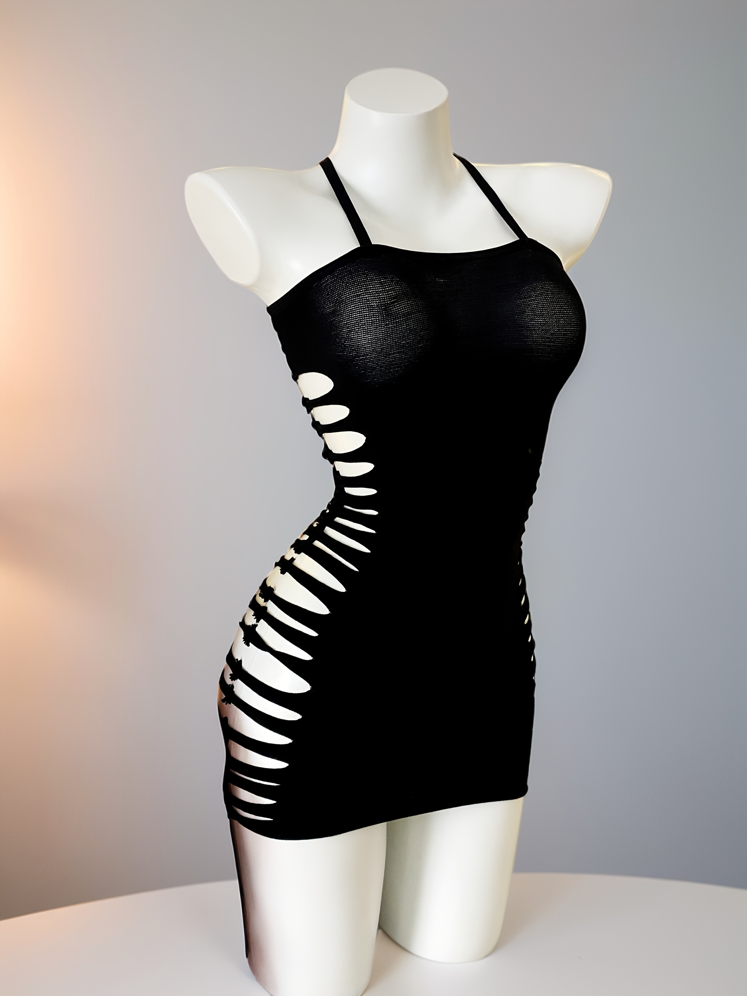 Robe moulante sexy transparent à col halter à dos nu avec détails ajourés – Image 3