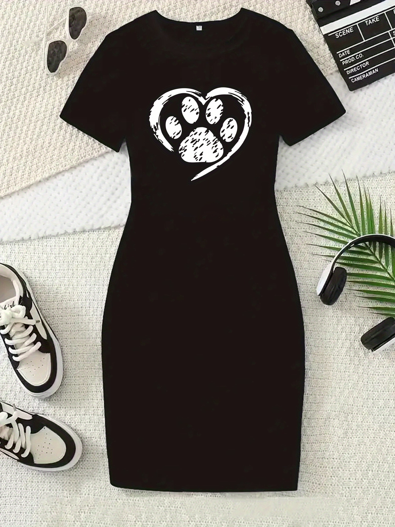 Robe à col rond à manches courtes avec design patte blanche & coeur