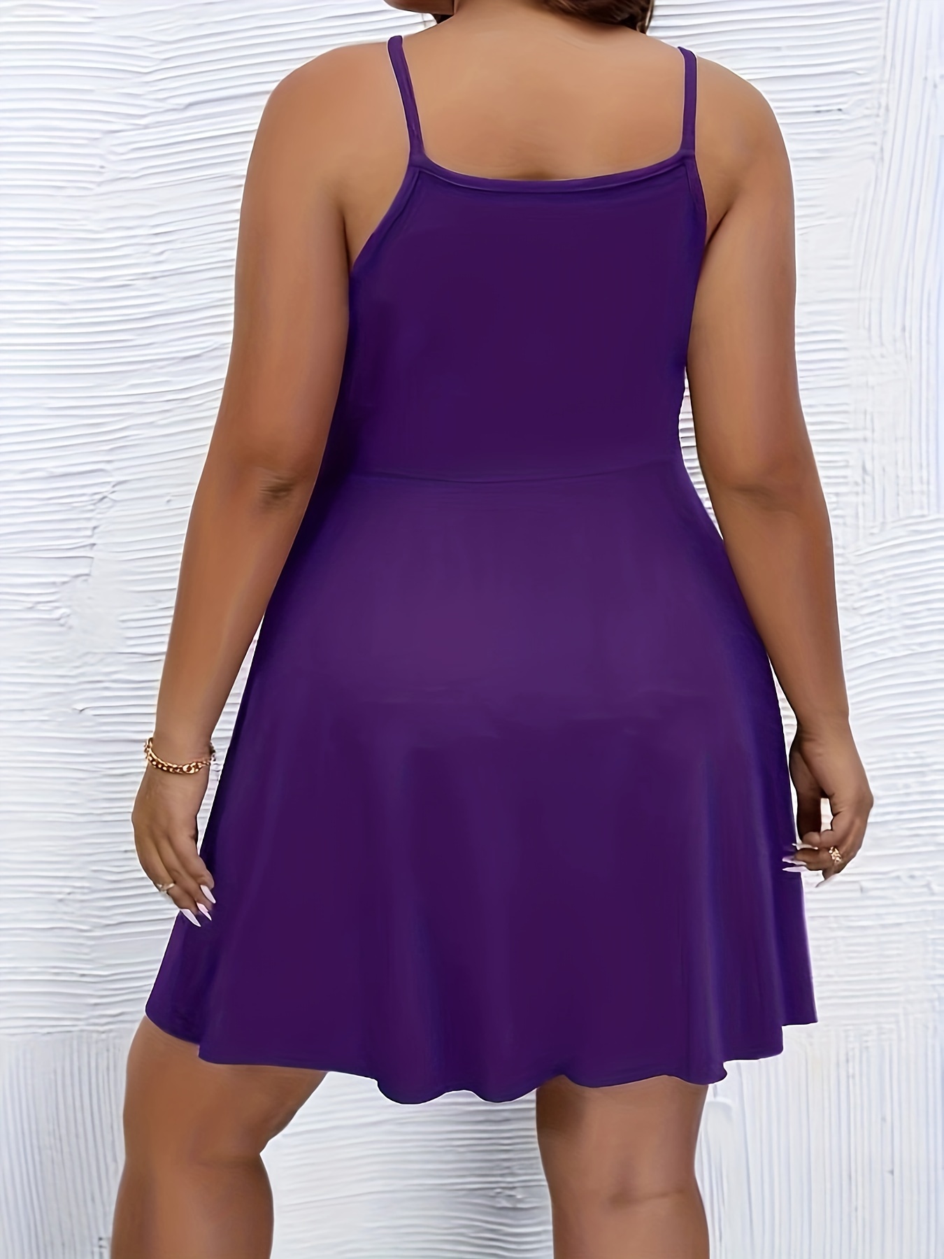 Robe cami à encolure carrée à ourlet asymétrique avec détail de découpe devant – Image 7