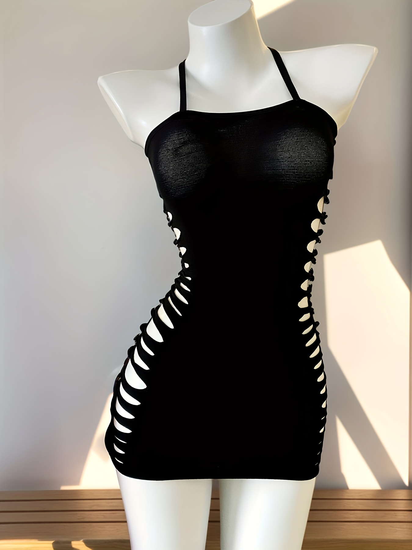 Robe moulante sexy transparent à col halter à dos nu avec détails ajourés