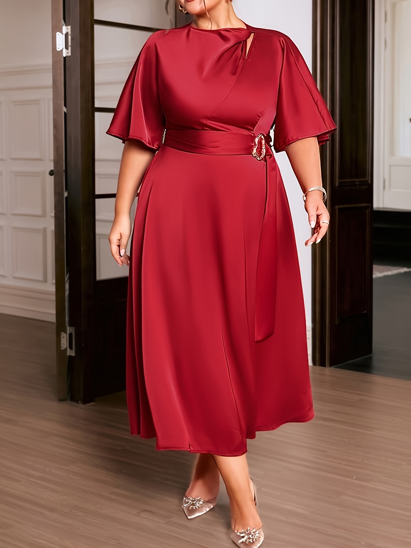 Robe élégante à col rond à manches courtes ajustée avec détail de ceinture – Image 8