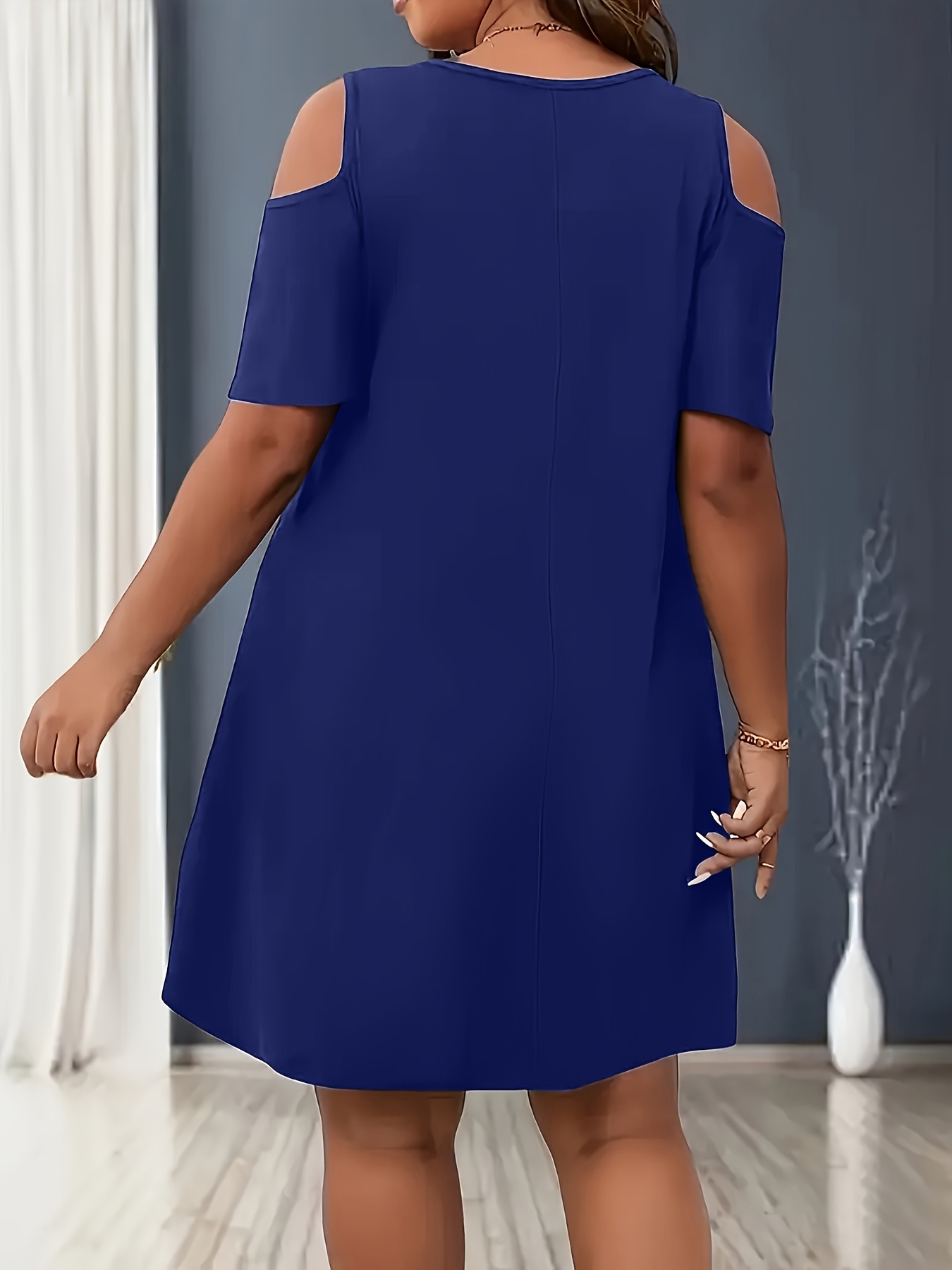 Robe à col rond & épaules dénudées – Image 6