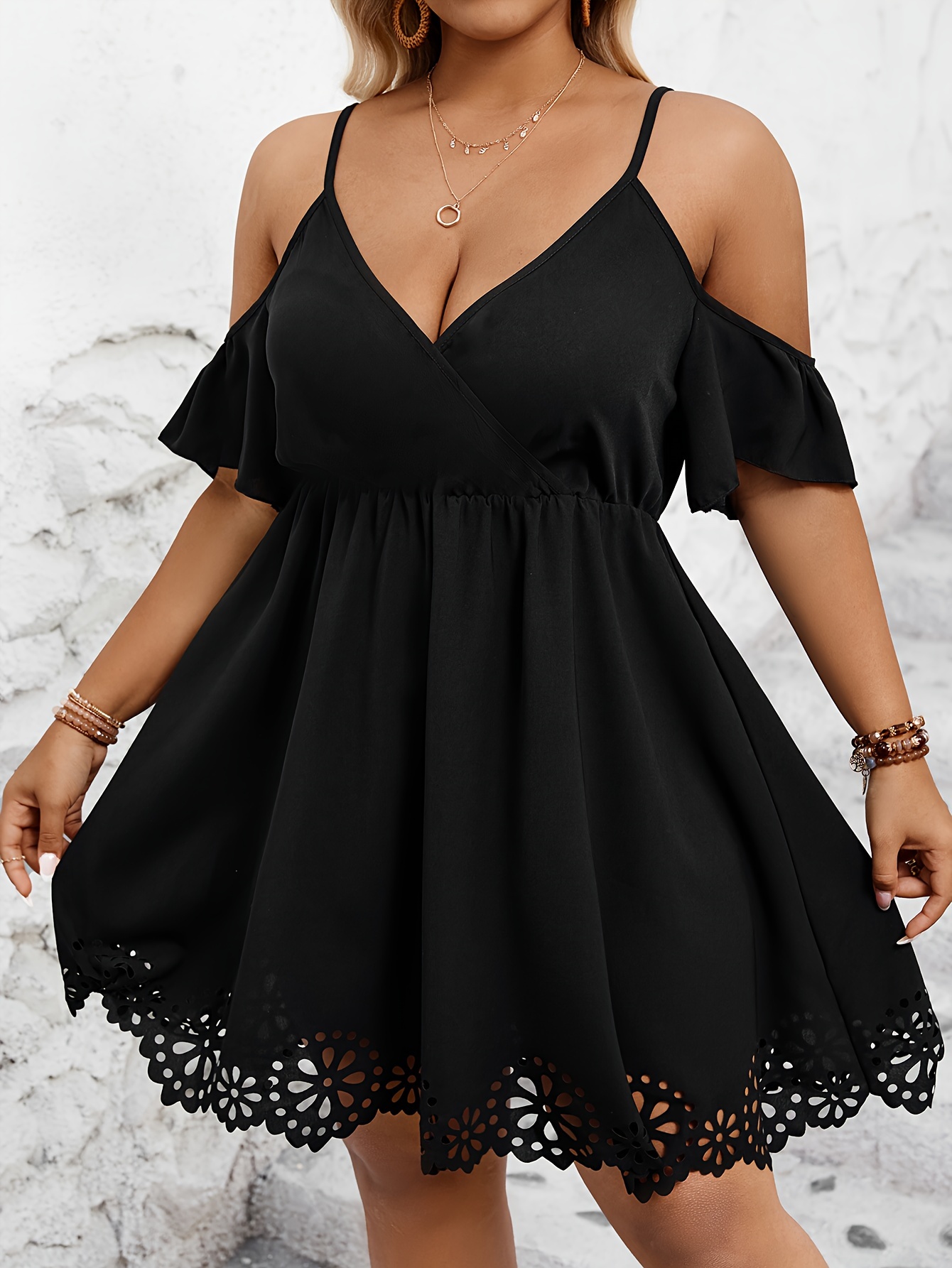 Robe courte élégante à découpes & épaules dénudées – Image 2