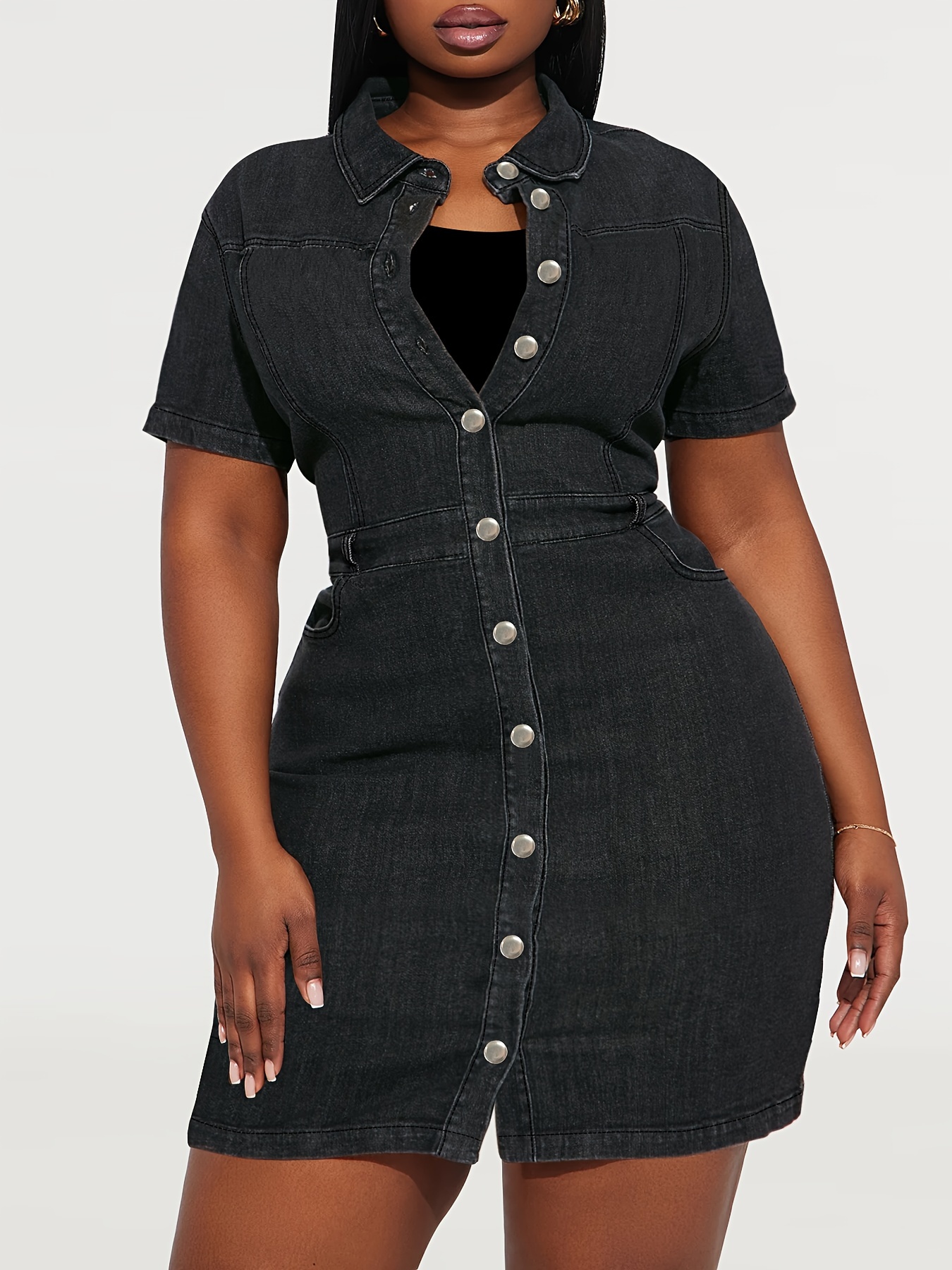 Robe moulante en denim à manches courtes avec détail bouton à col lapin – Image 4