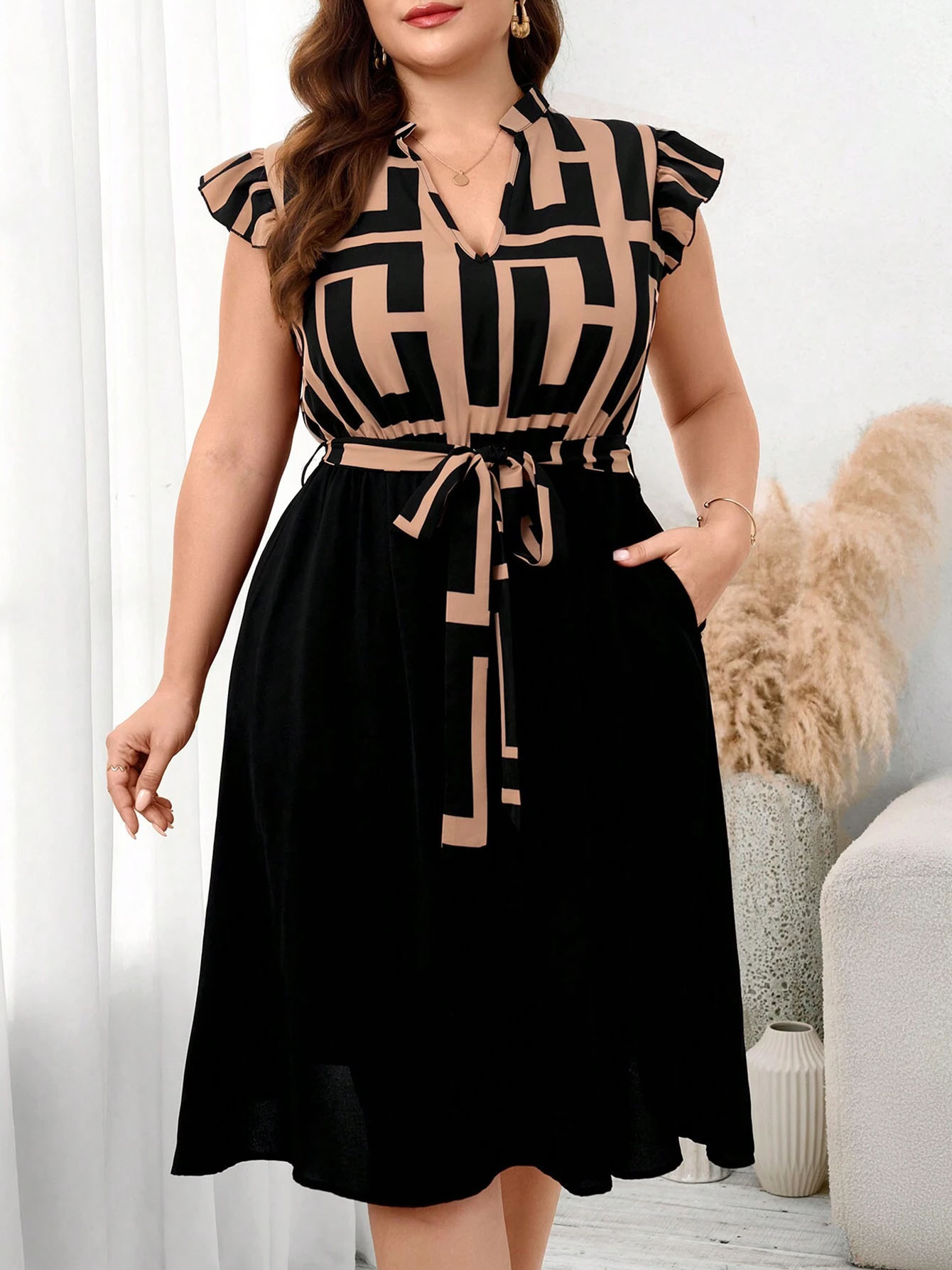 Robe élégante à col V à manches volantes – Image 2