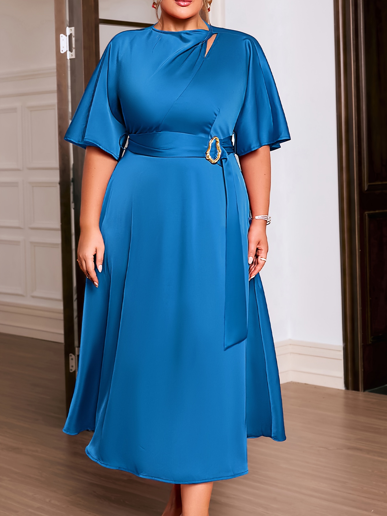 Robe élégante à col rond à manches courtes ajustée avec détail de ceinture – Image 2
