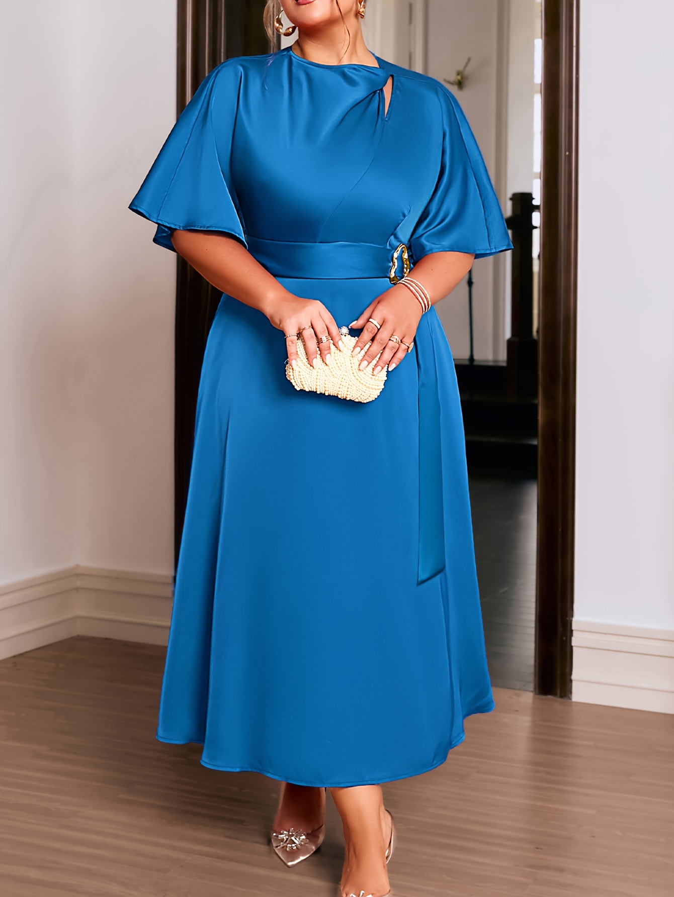 Robe élégante à col rond à manches courtes ajustée avec détail de ceinture