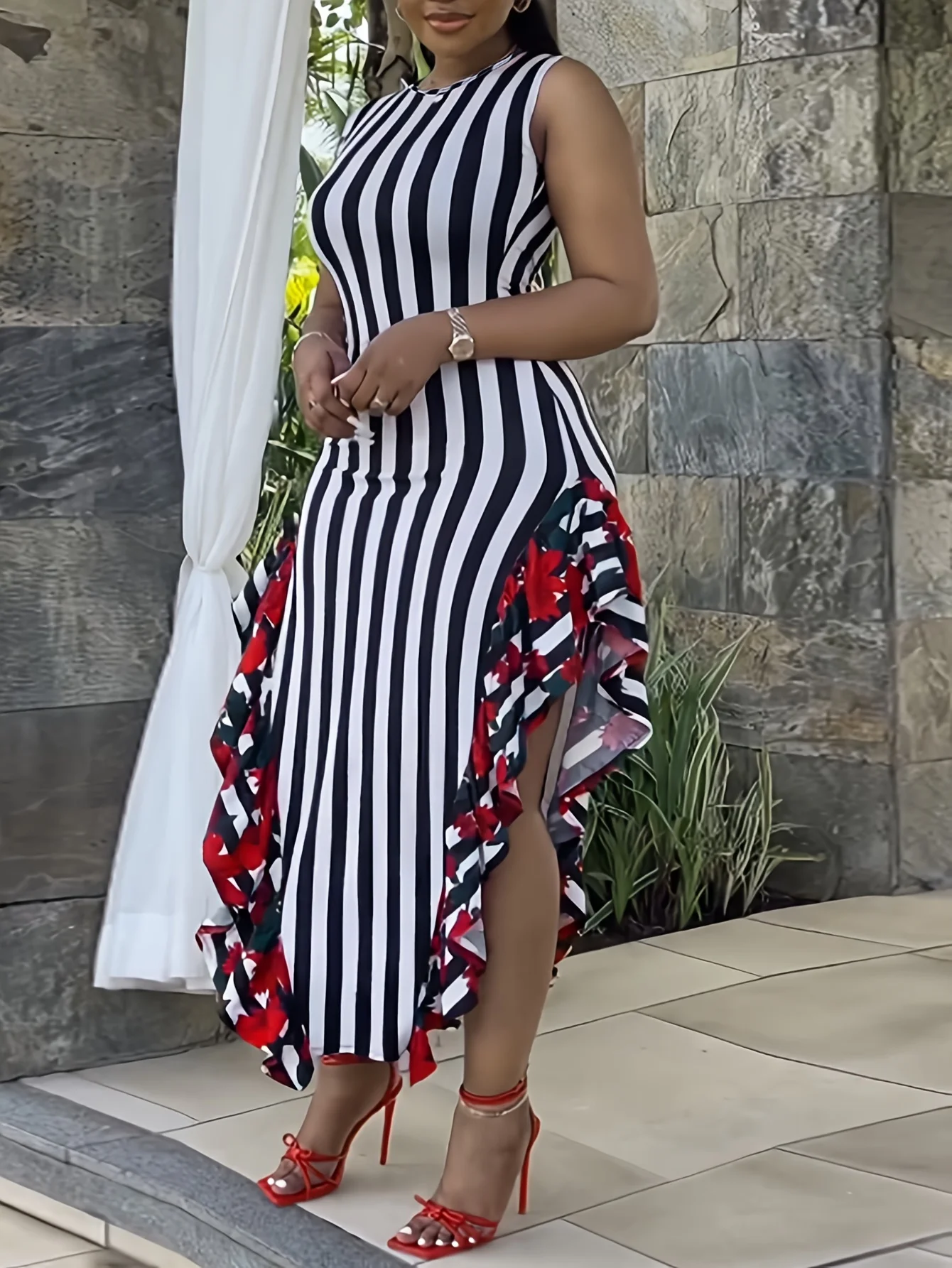 Robe sans manches à rayures noires & blanches avec ourlet en queue de poisson
