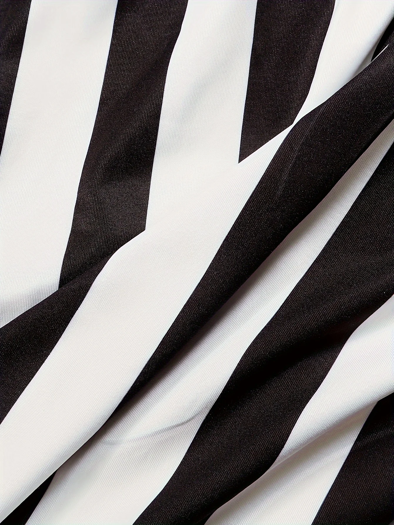 Robe sans manches à rayures noires & blanches avec ourlet en queue de poisson – Image 4
