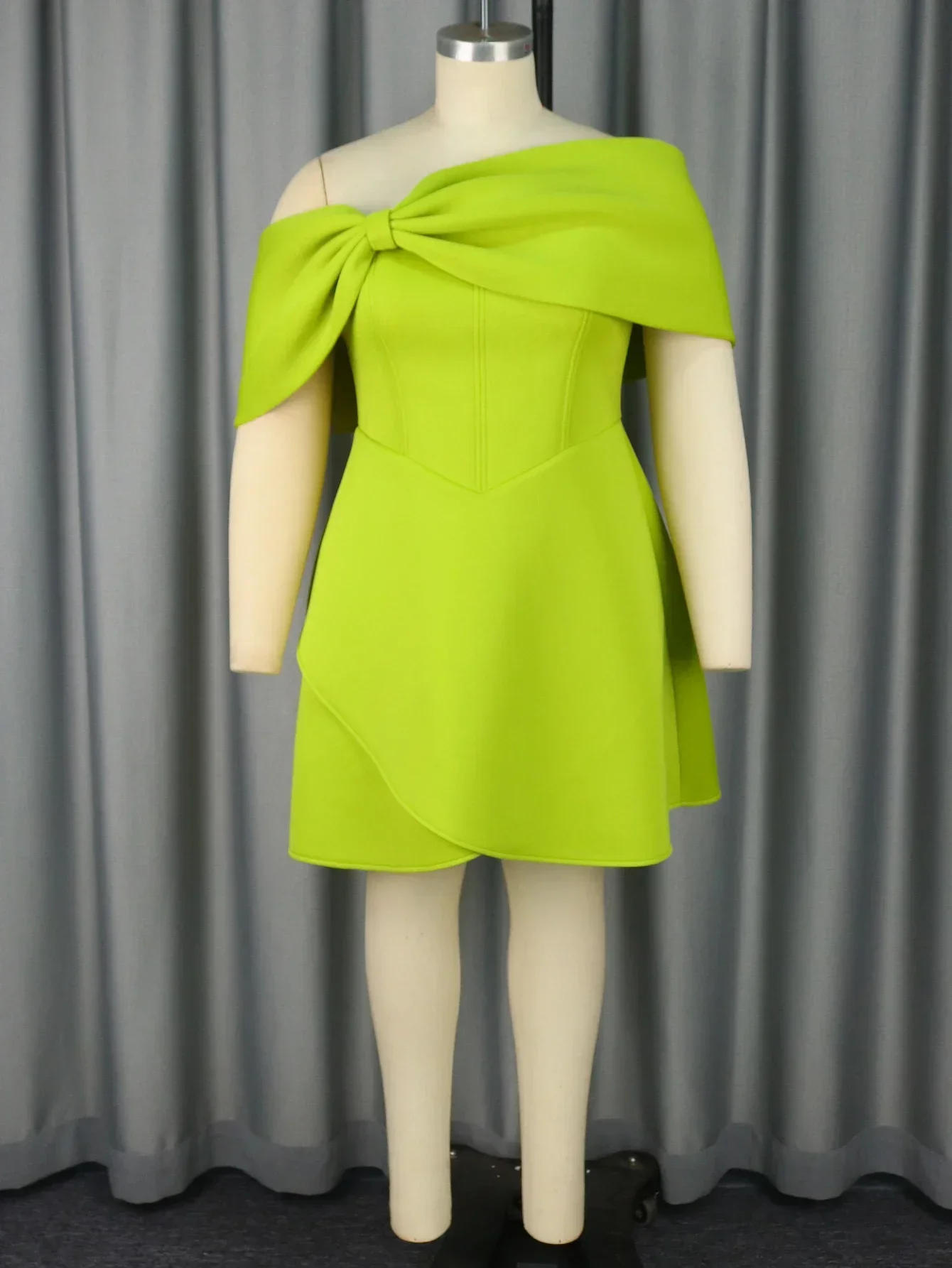 Robe à épaules dénudées avec détail noeud central – Image 2