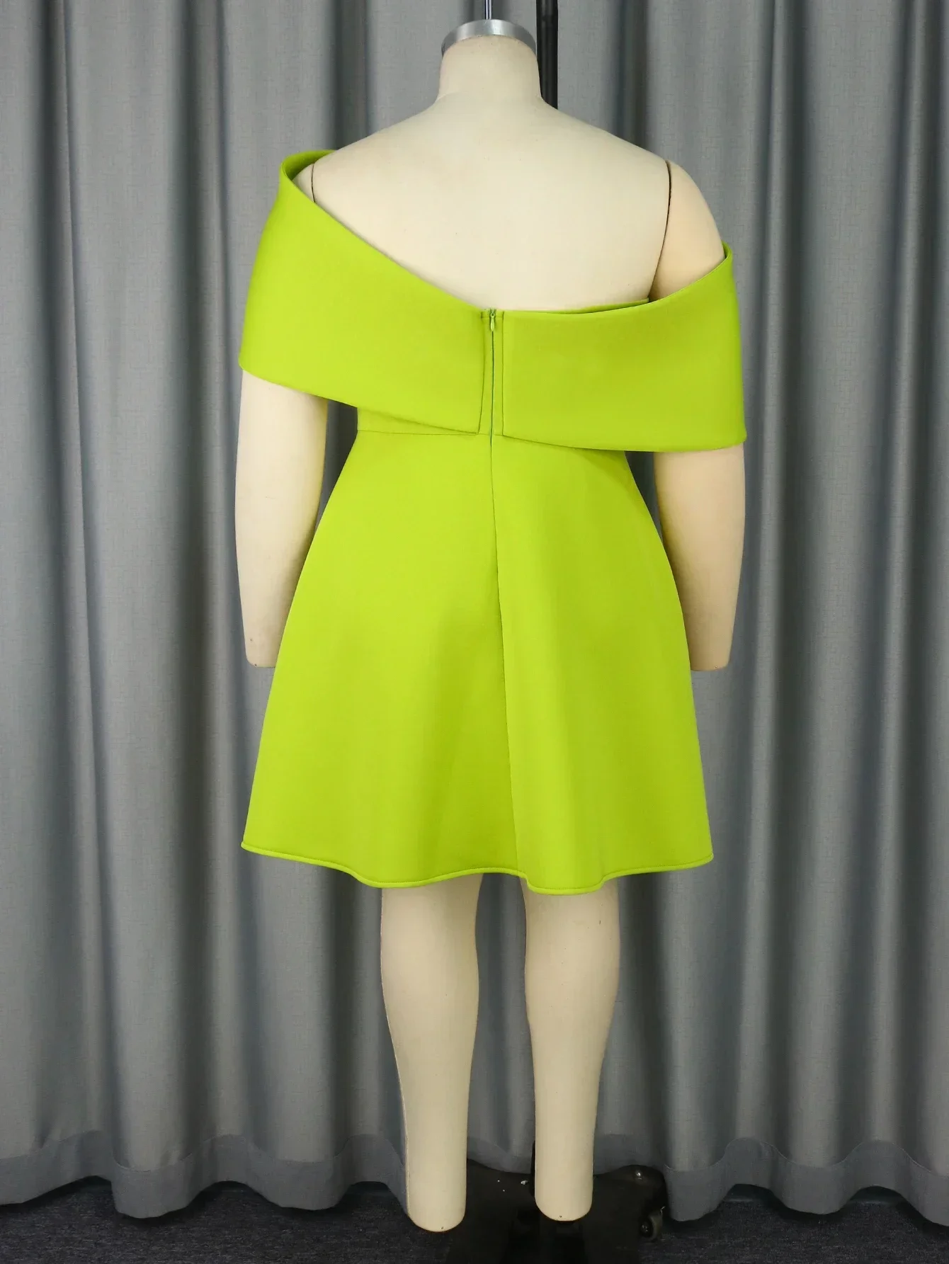 Robe à épaules dénudées avec détail noeud central – Image 4