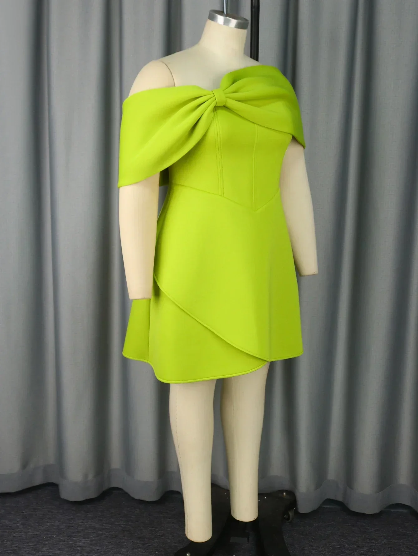 Robe à épaules dénudées avec détail noeud central – Image 3
