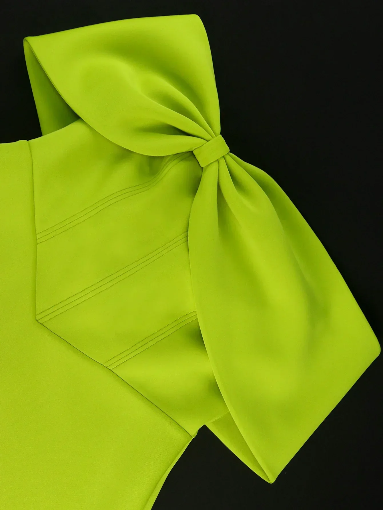 Robe à épaules dénudées avec détail noeud central – Image 5