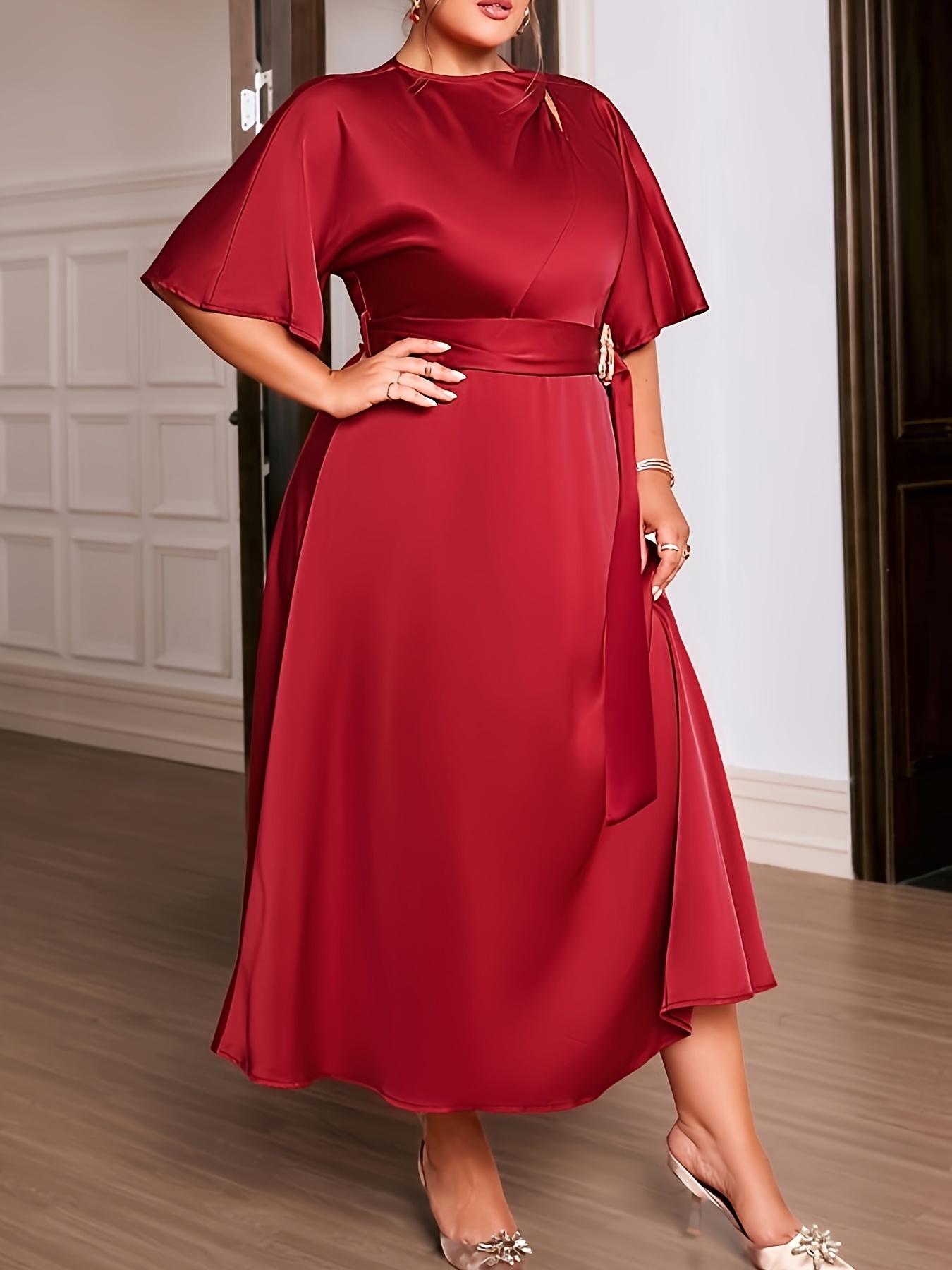 Robe élégante à col rond à manches courtes ajustée avec détail de ceinture – Image 10