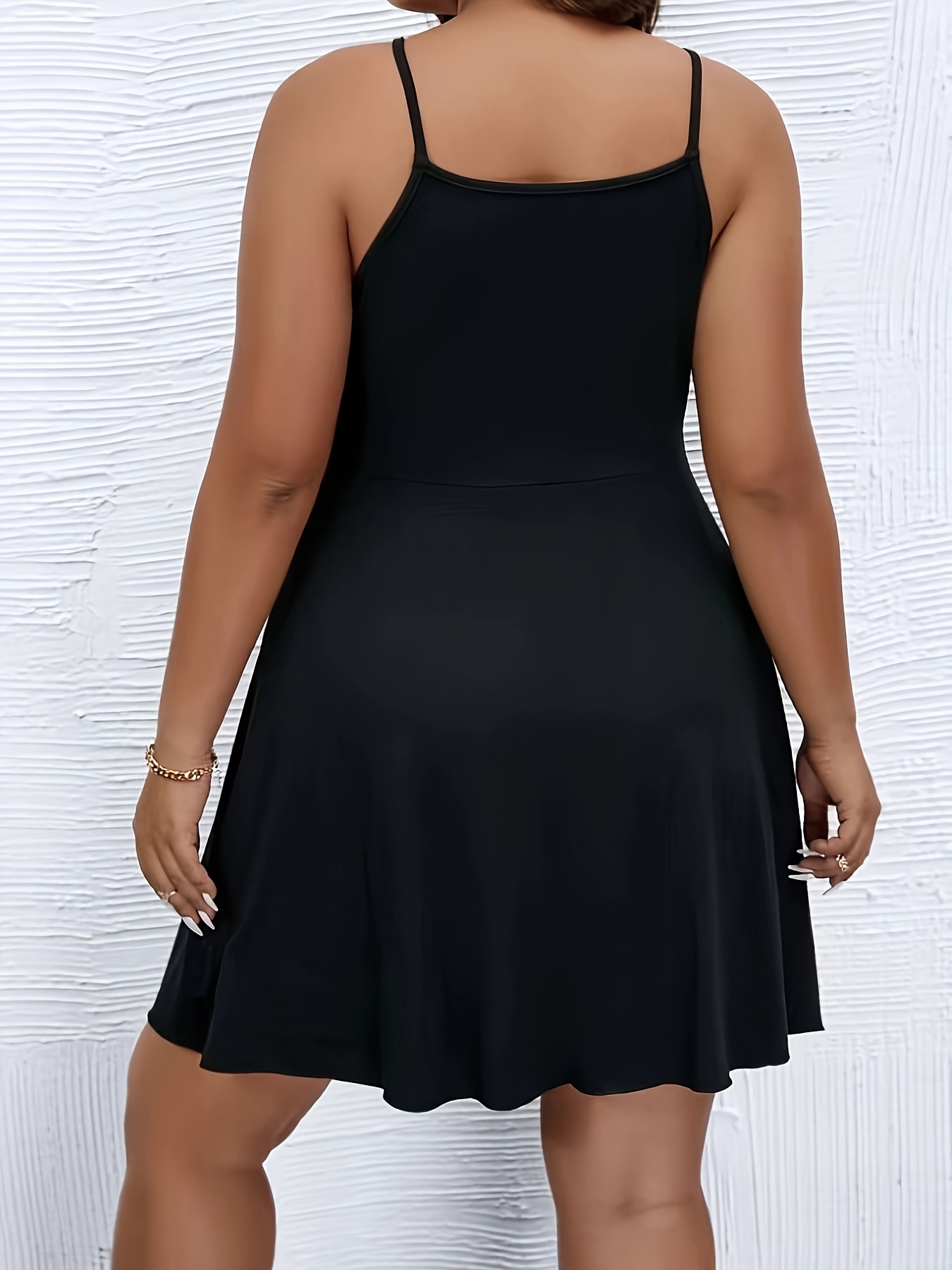 Robe cami à encolure carrée à ourlet asymétrique avec détail de découpe devant – Image 8