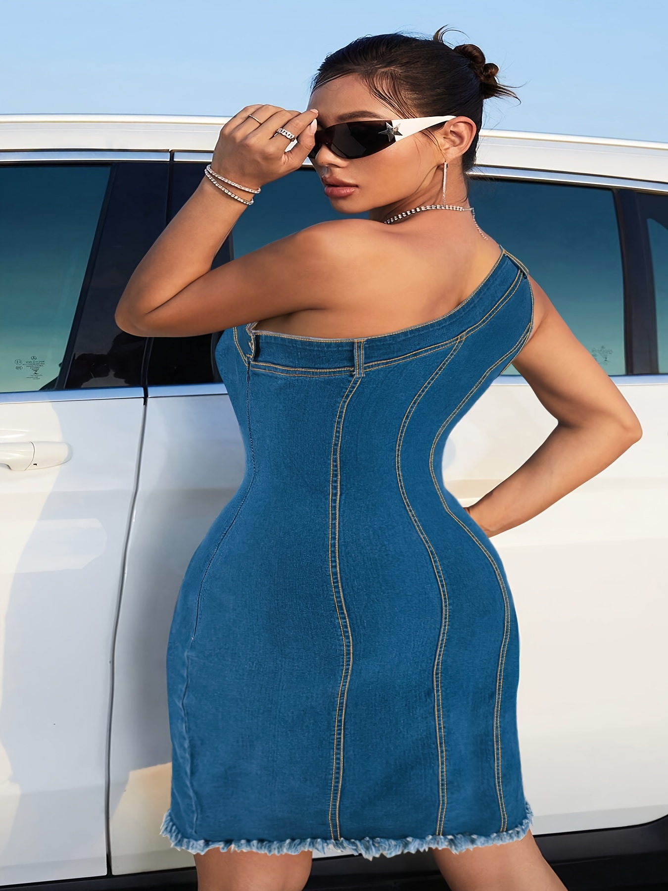 Robe extensible en denim avec ourlet asymétrique à épaules dénudées – Image 3