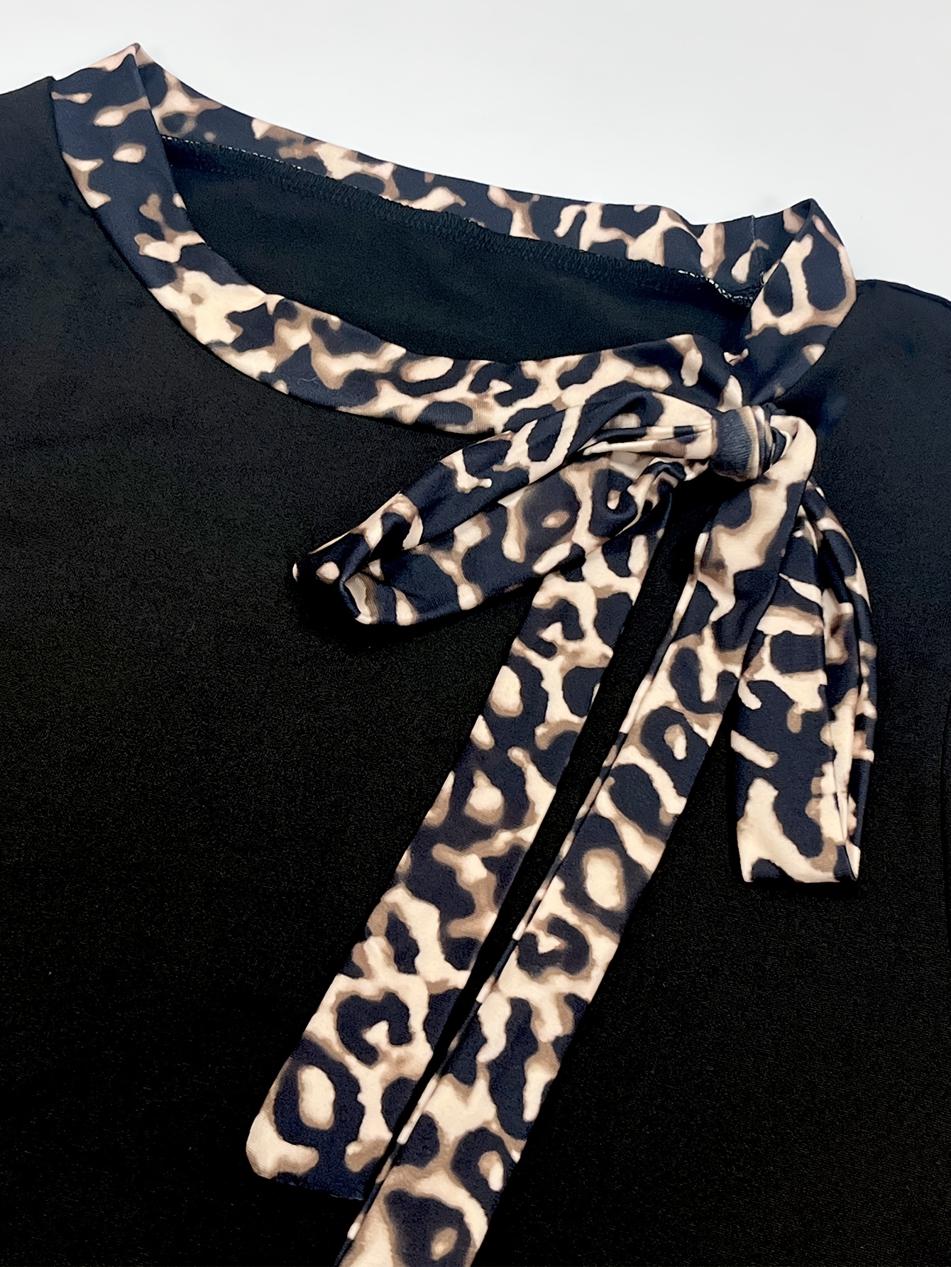 Robe sexy moulante extensible imprimé léopard avec détail noeud au cou – Image 6