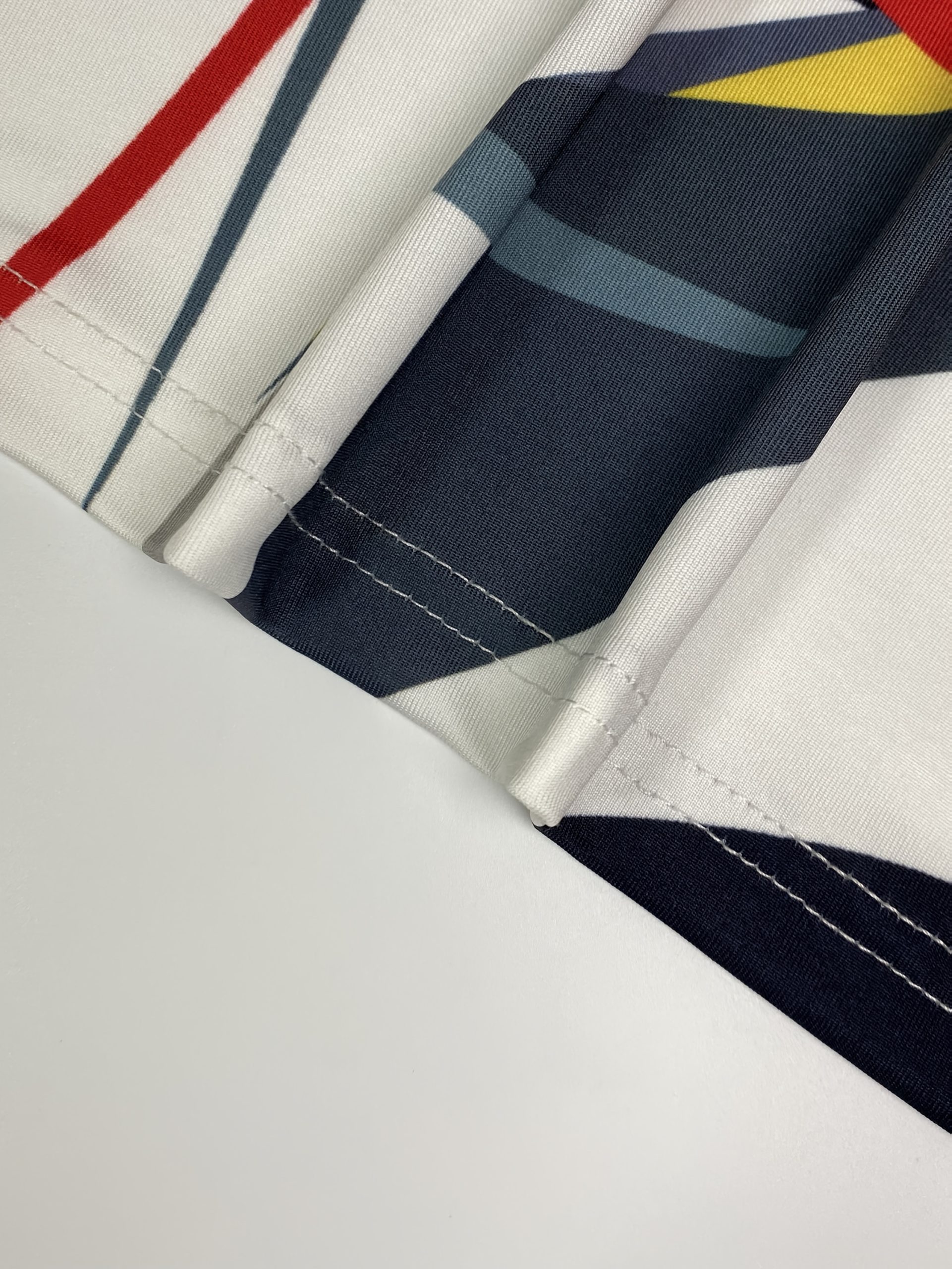 Robe légèrement extensible avec coupe ajustée & évasée à col croisé & fente latérale – Image 6