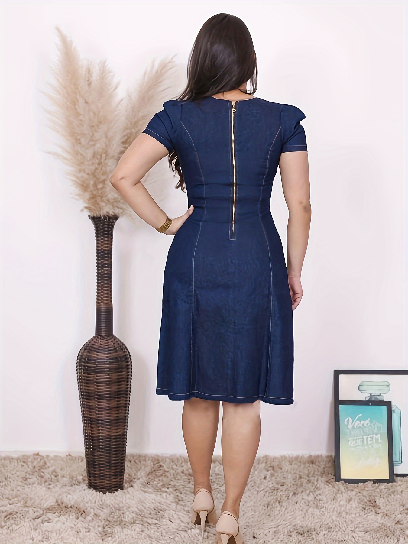 Robe extensible en denim à col V & détail de ceinture à manches courtes – Image 3