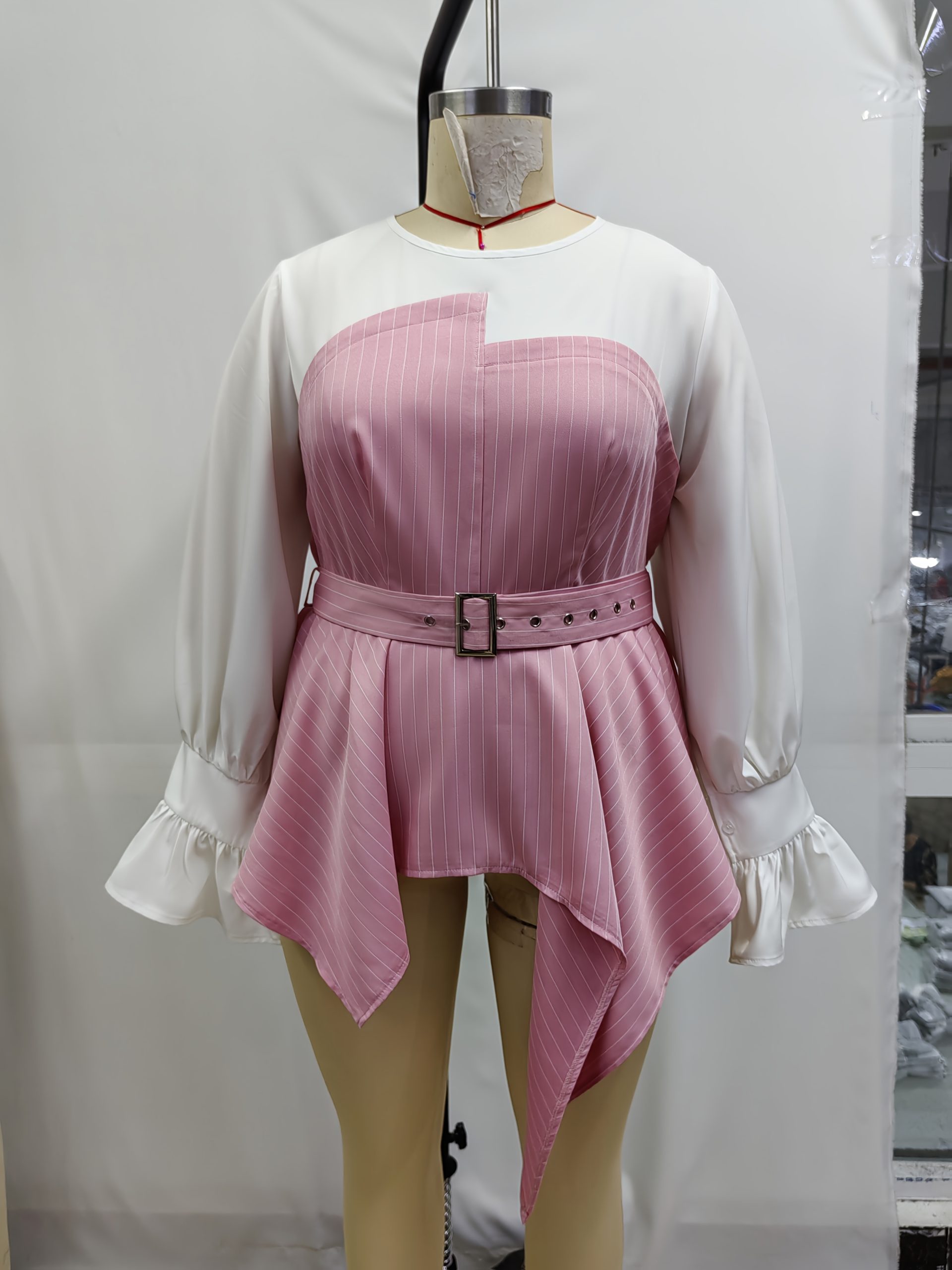 Robe élégante à rayures verticales à manches longues à col rond avec poignets à volants – Image 4
