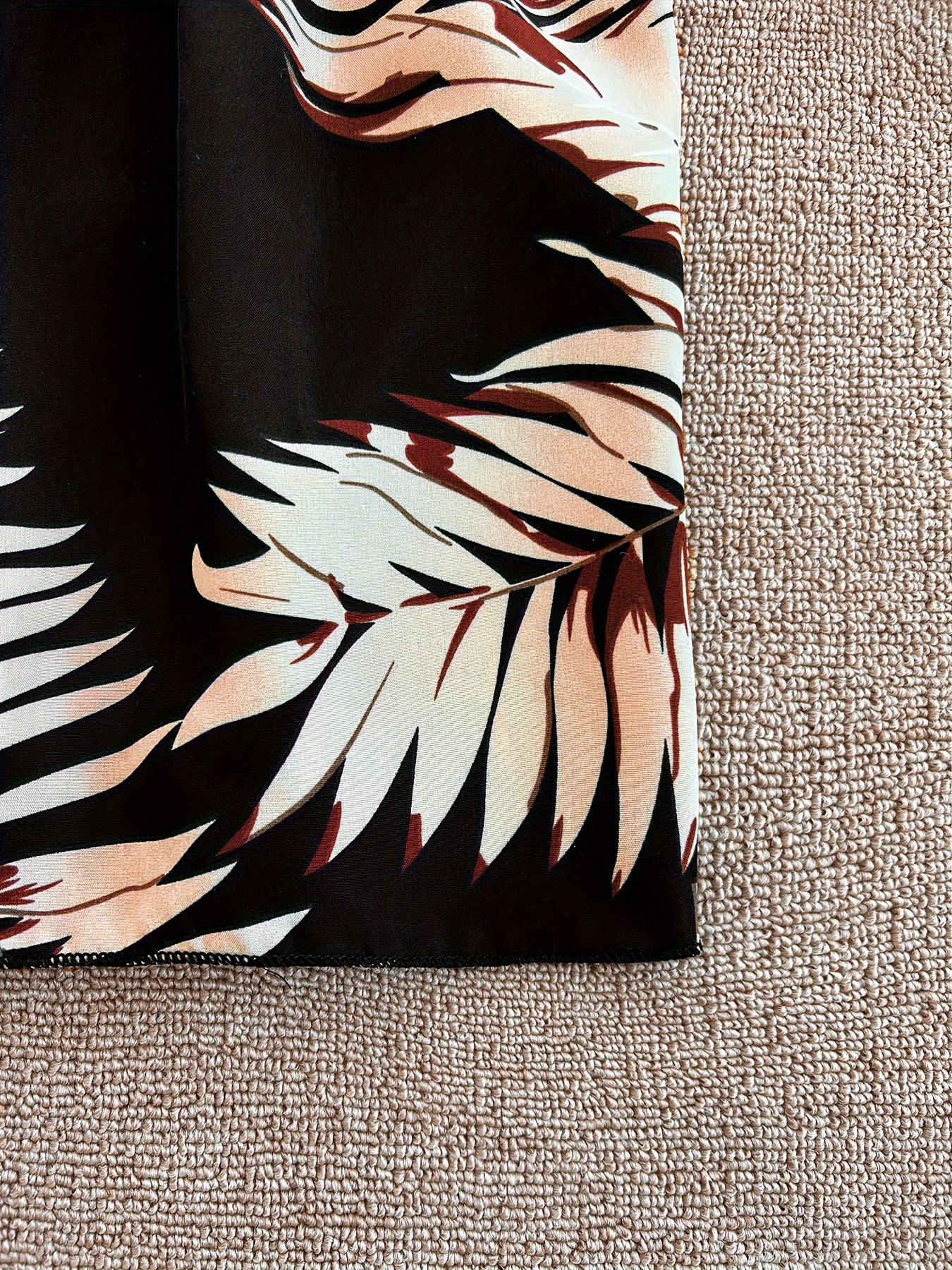 Robe élégante à fleurs avec accents de feuilles dorées à col V à manches longues – Image 4