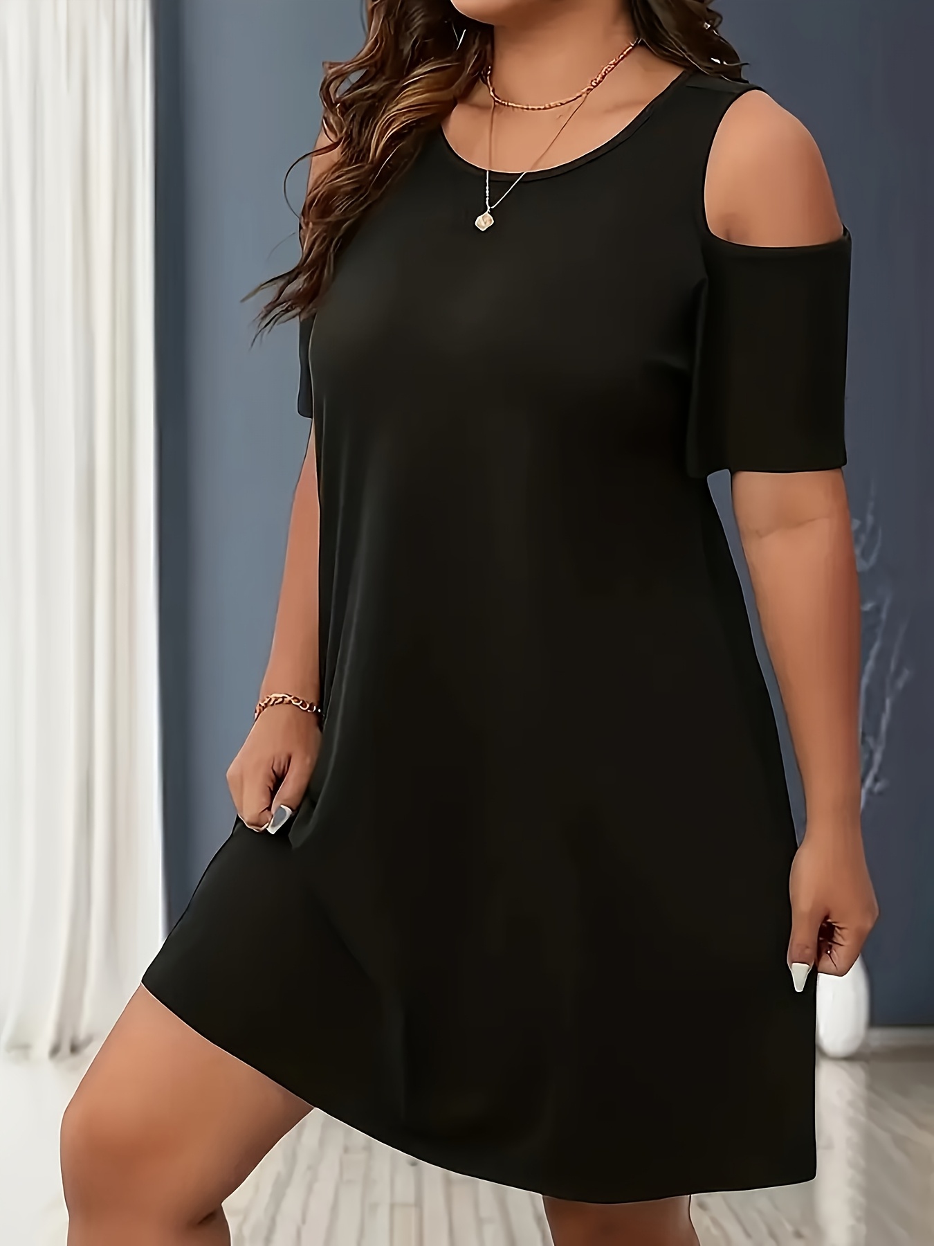 Robe à col rond & épaules dénudées – Image 2