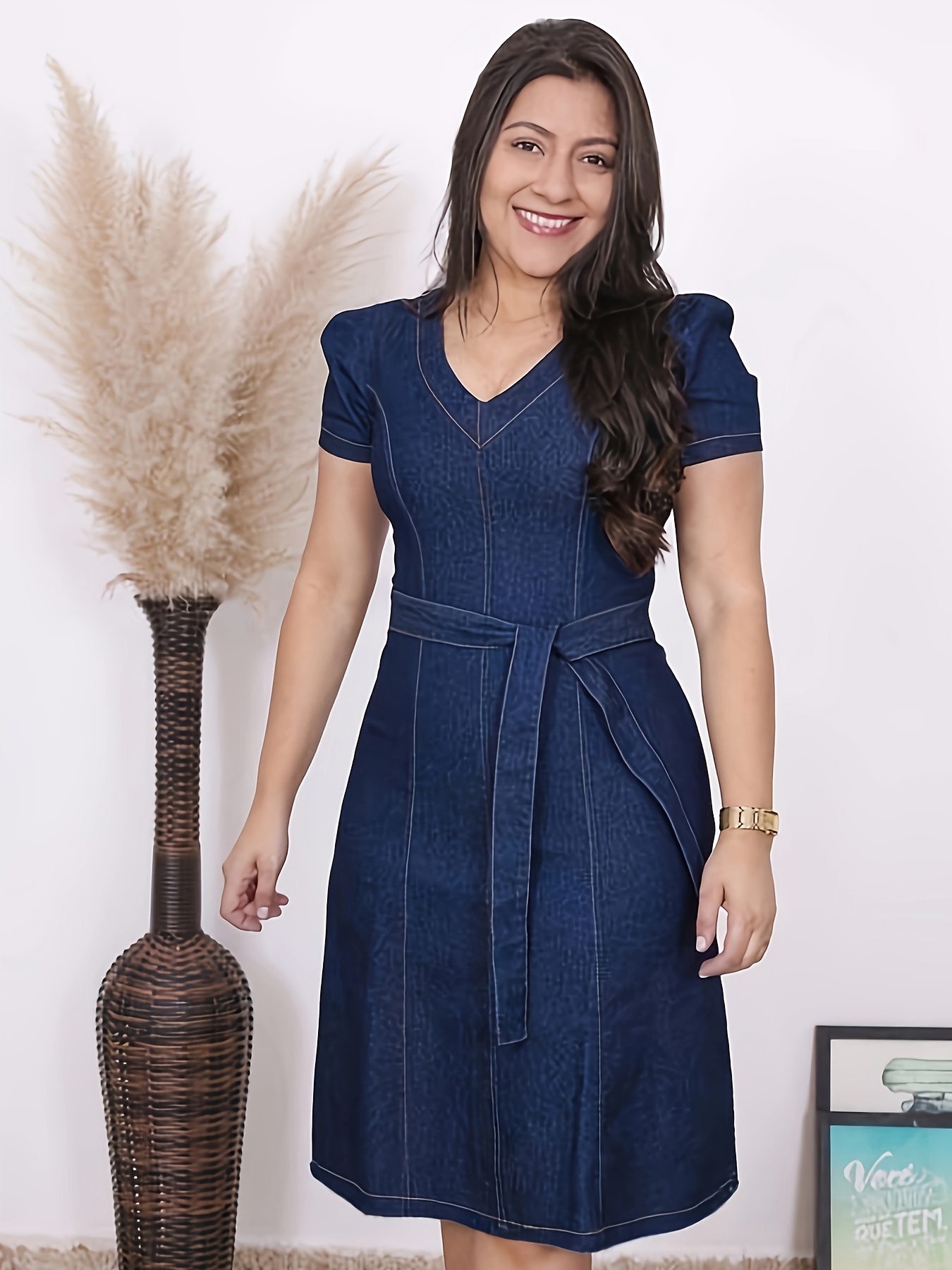 Robe extensible en denim à col V & détail de ceinture à manches courtes – Image 4