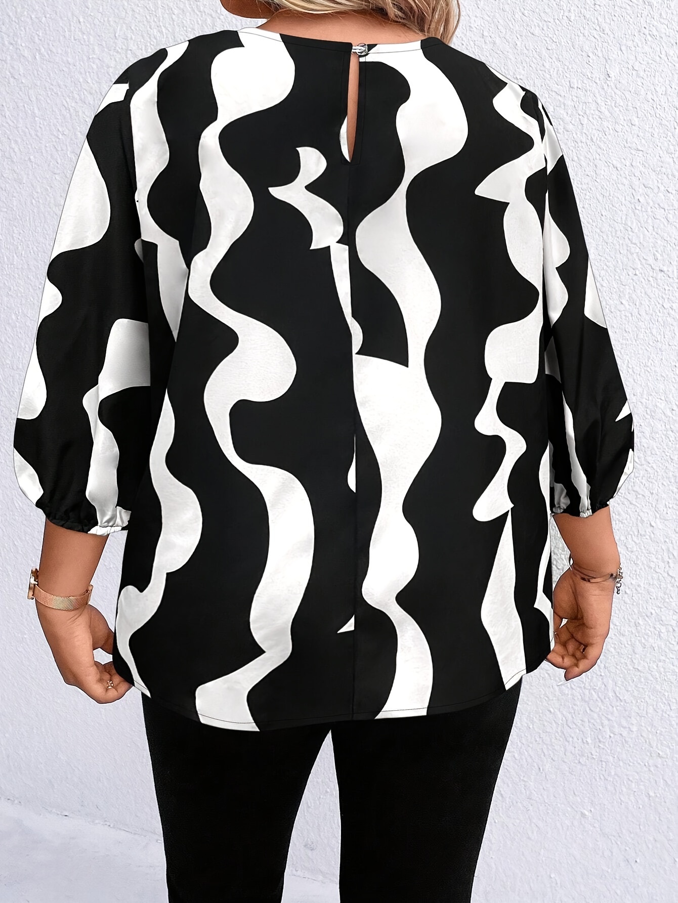 Blouse élégante à col rond en tissu tissé non extensible imprimé vague noir & blanc – Image 2