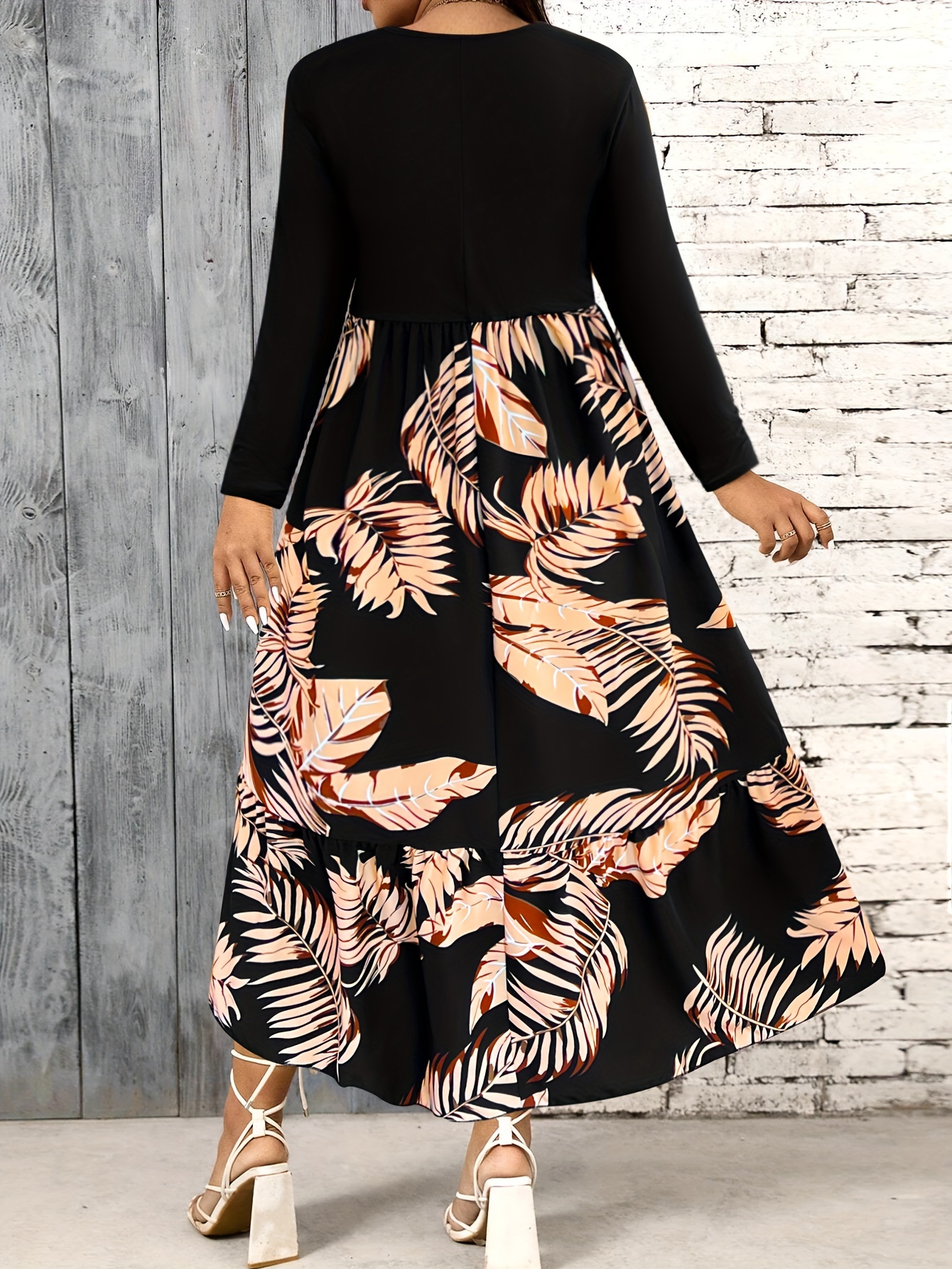 Robe élégante à fleurs avec accents de feuilles dorées à col V à manches longues – Image 3