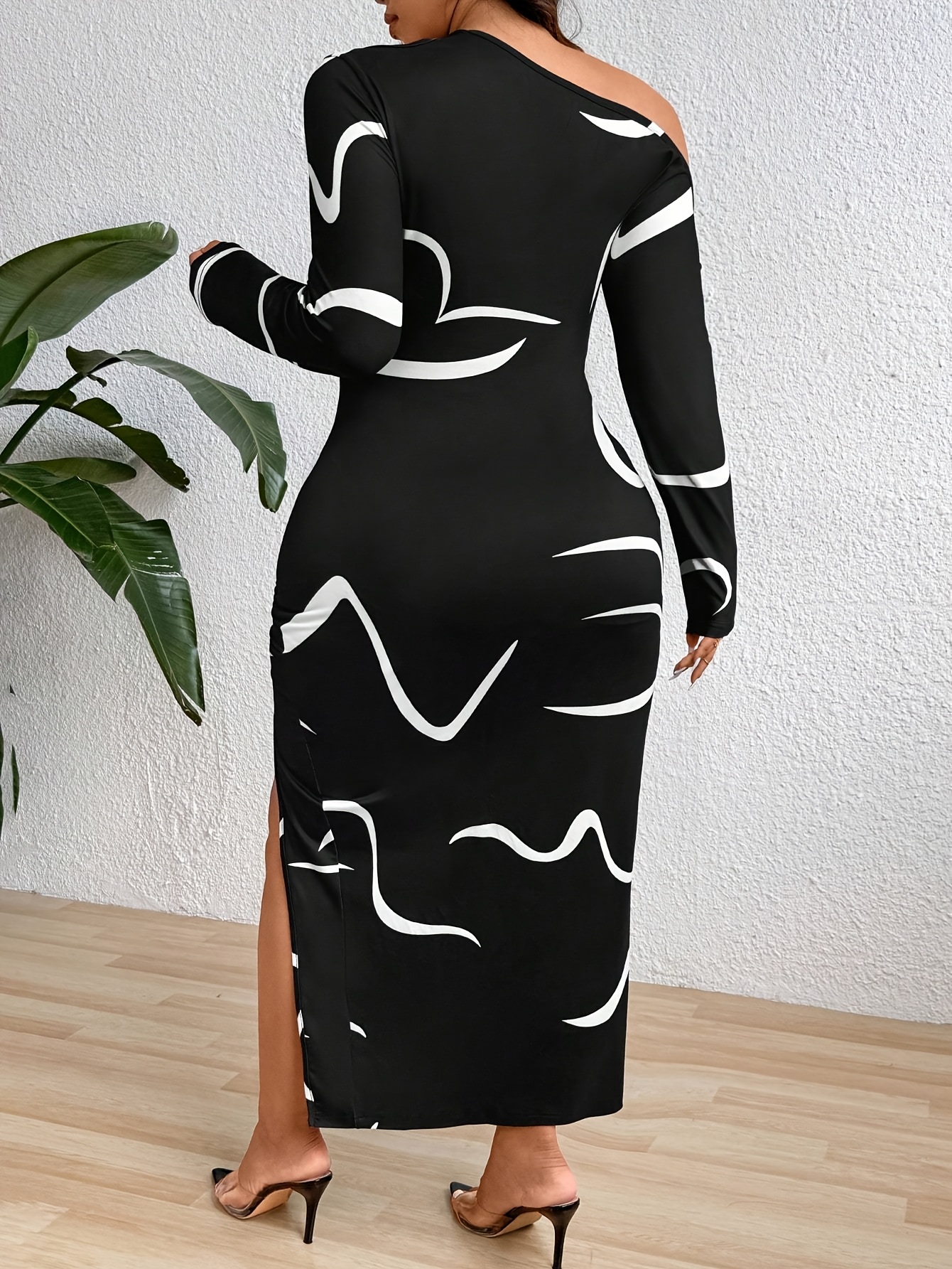 Robe moulante à épaule imprimé graffiti abstrait avec ourlet asymétrique & fente latérale – Image 2