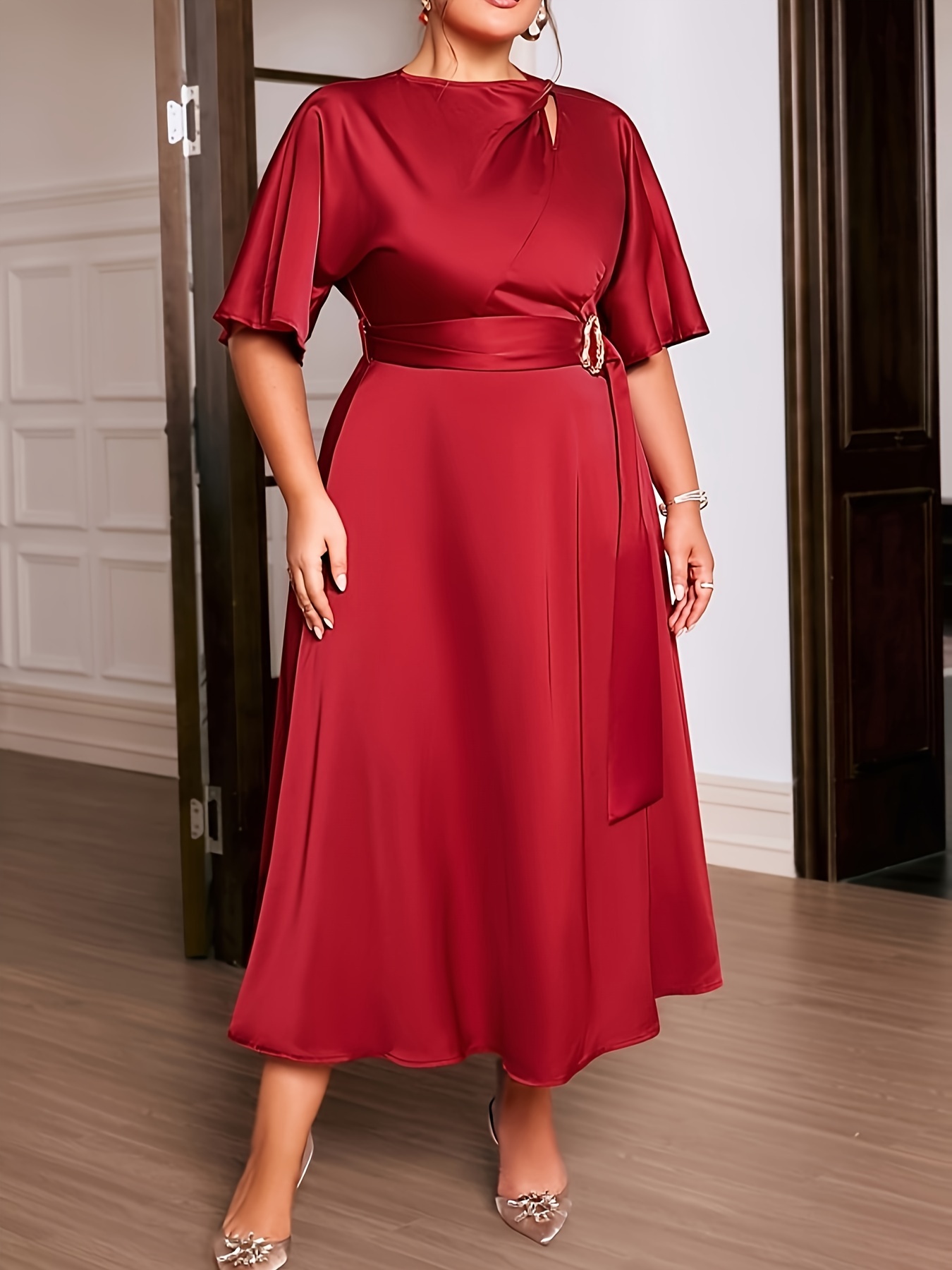 Robe élégante à col rond à manches courtes ajustée avec détail de ceinture – Image 3