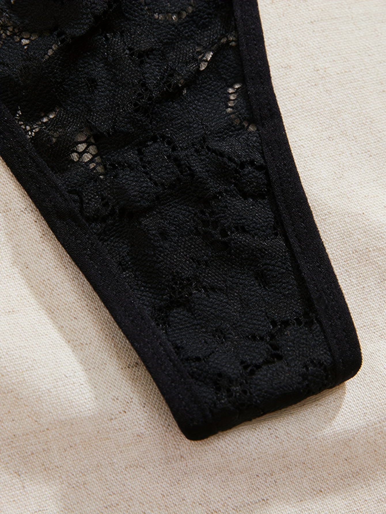 Strings sexy en dentelle en tissu tricoté avec détail anneau métallique à motif végétal – Image 5