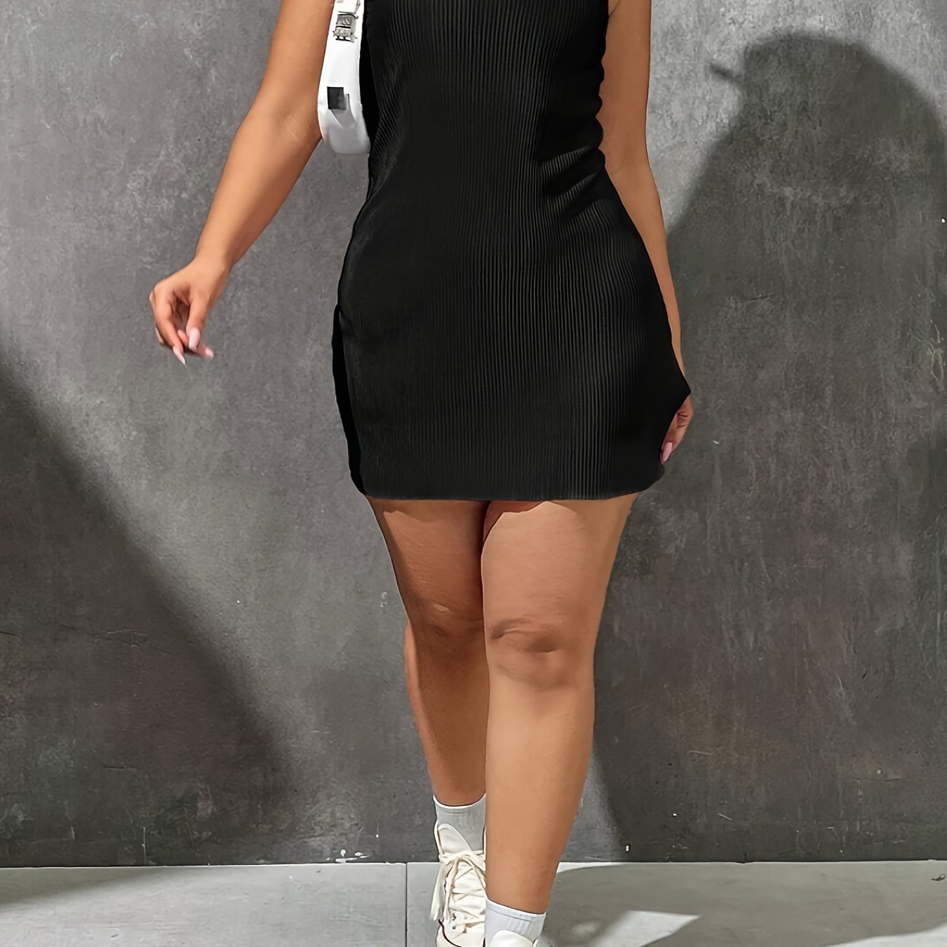 Robe courte dos nu en dentelle côtelée à lacets