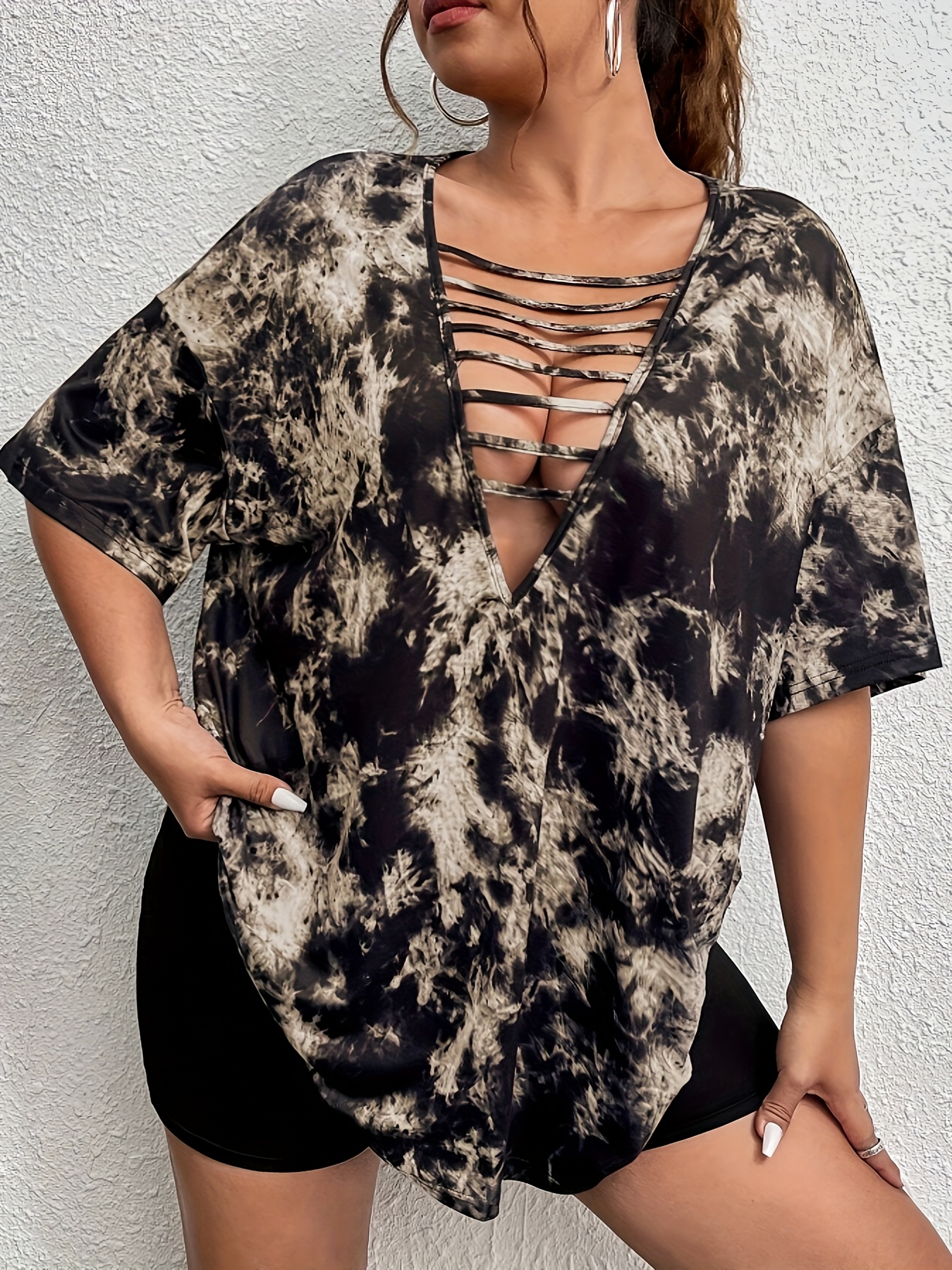 T-shirt extensible à col V profond & motif Tie-Dye – Image 3