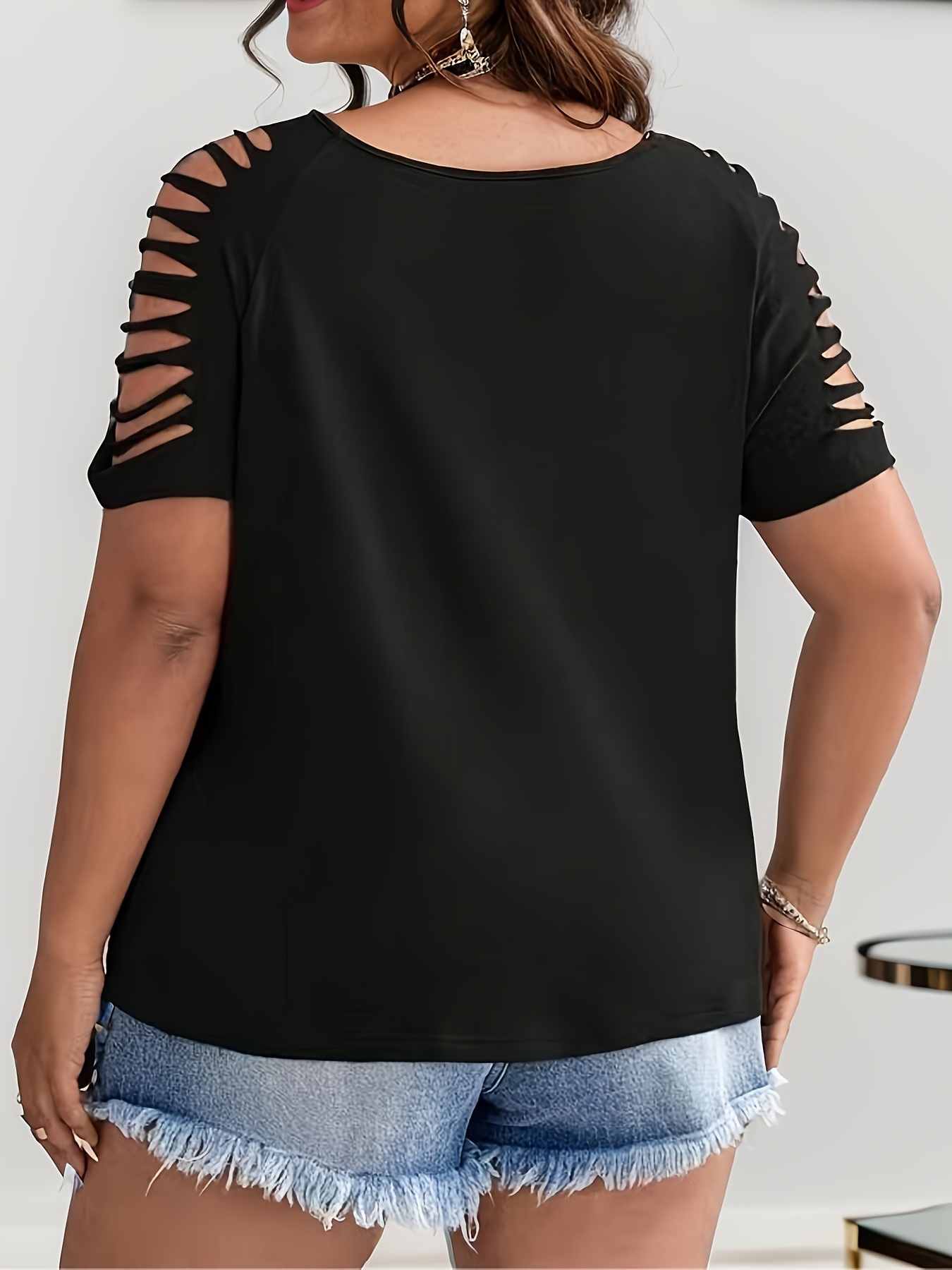 Top chic à col V à manches courtes avec détail de découpe – Image 3
