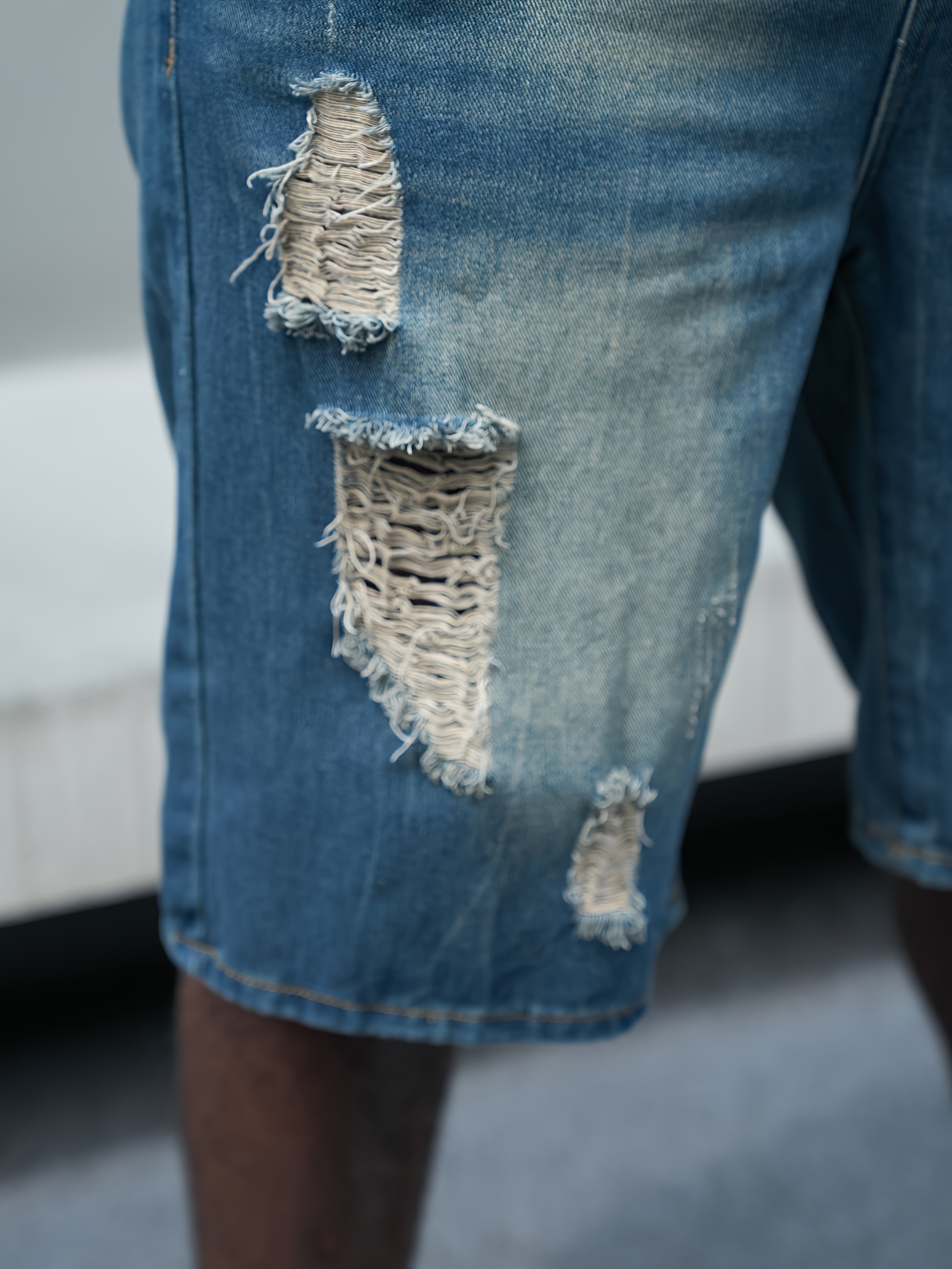 Baggy short en denim délavé avec trous – Image 4