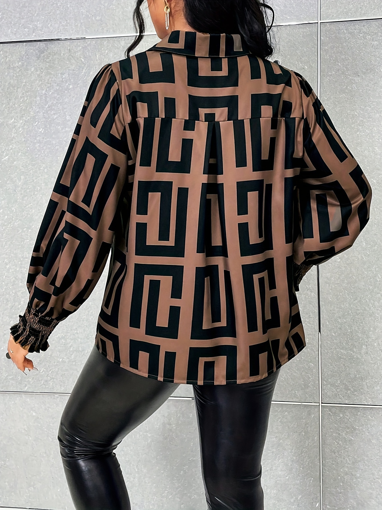 Chemise boutonnée à manches longues imprimé géométrique – Image 3