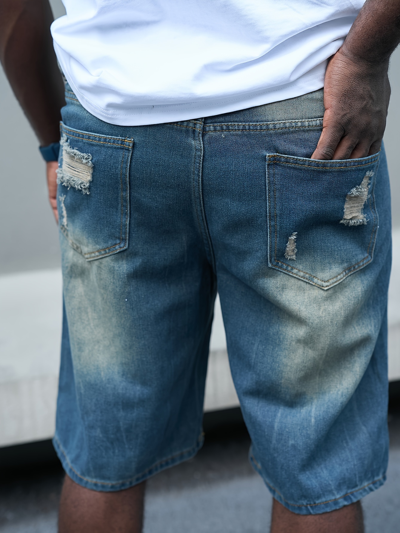 Baggy short en denim délavé avec trous – Image 5