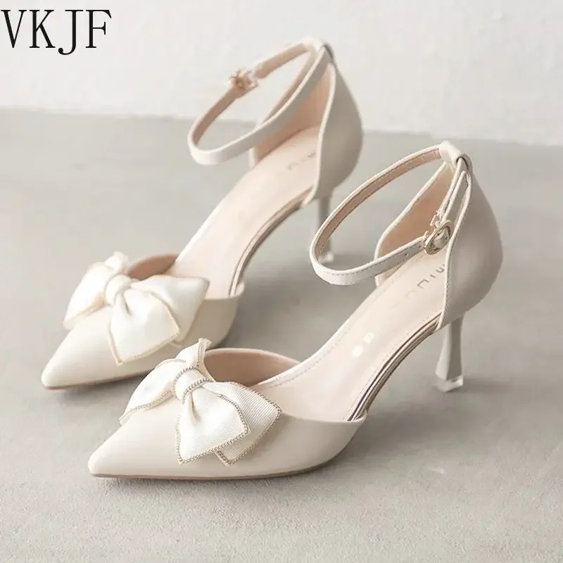 Chaussures à talons aiguilles moyens à bout pointu avec noeud papillon